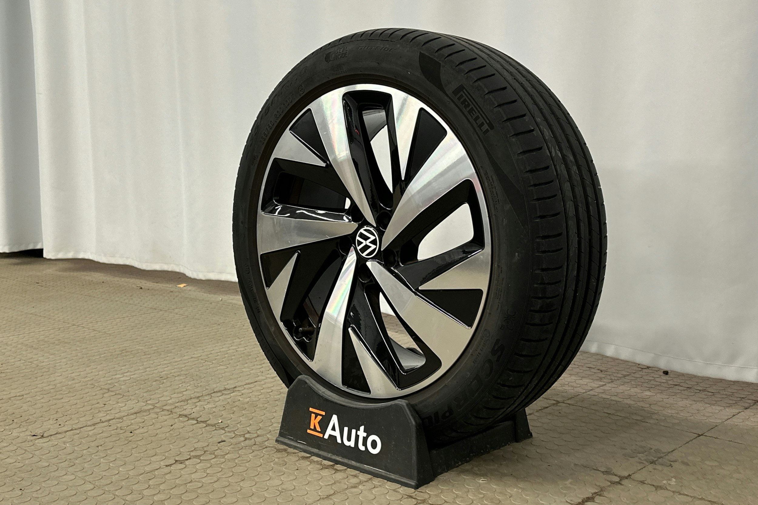 valkoinen Volkswagen ID.4 2021 kuva 13.