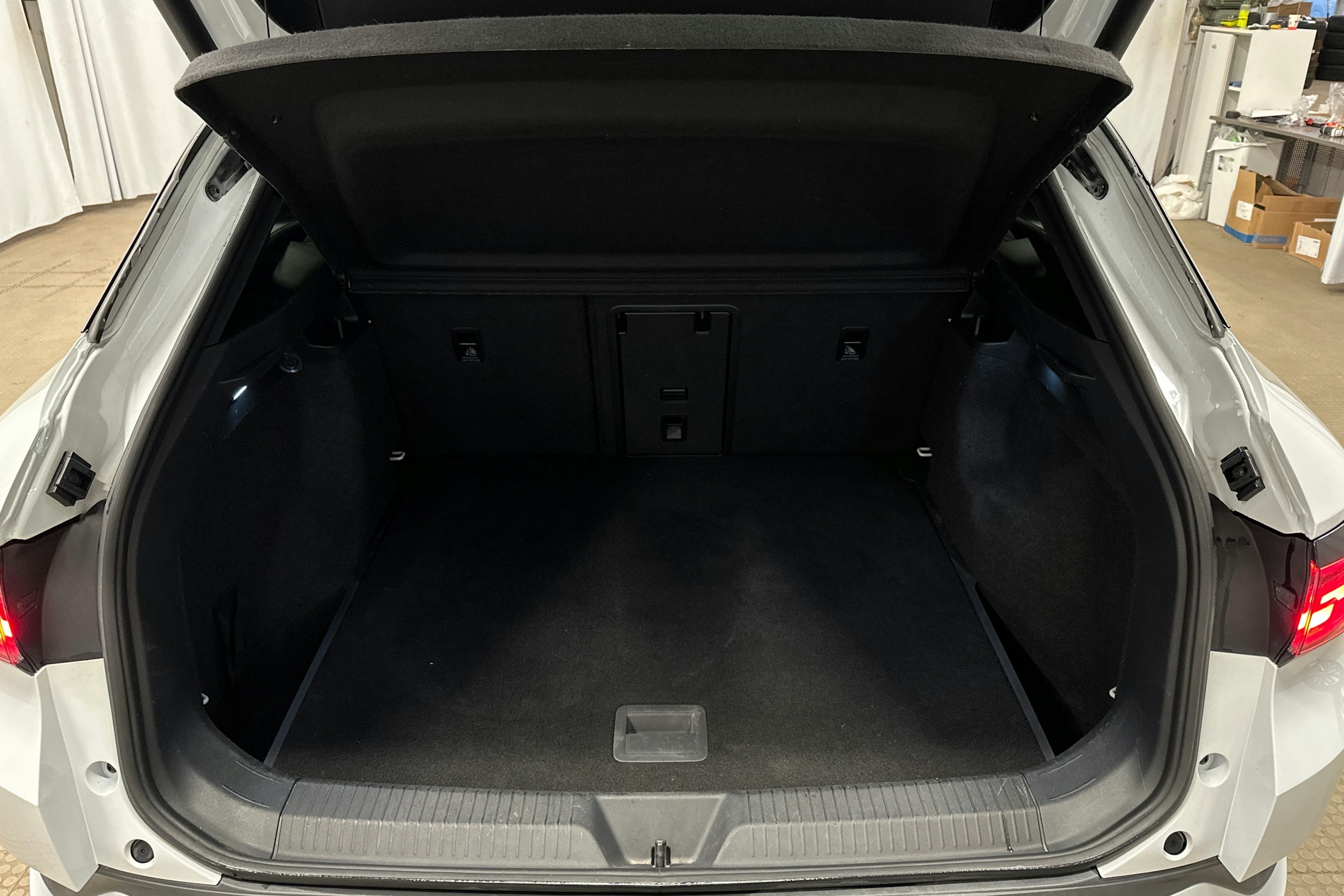 valkoinen Volkswagen ID.4 2021 kuva 14.