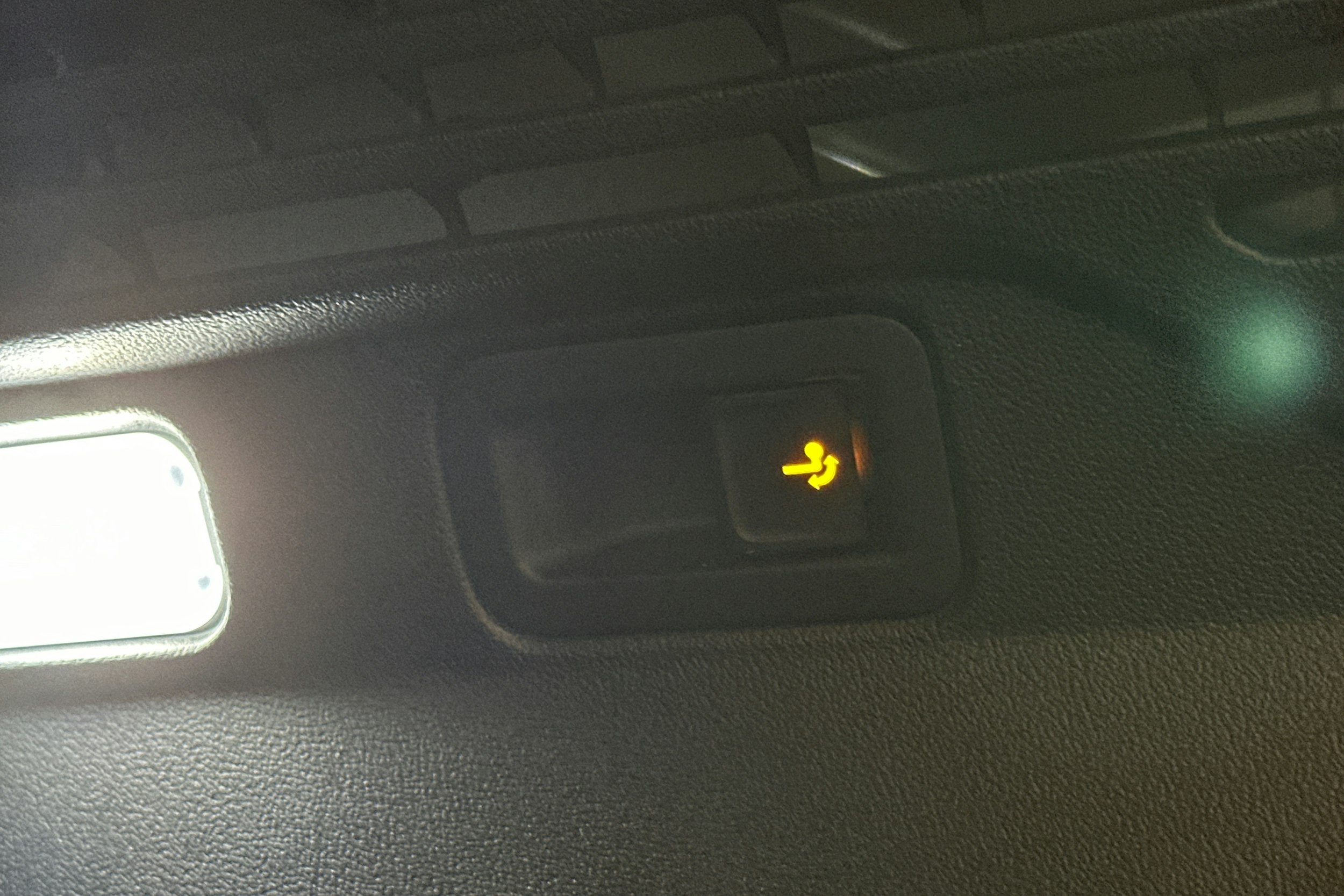 valkoinen Volkswagen ID.4 2021 kuva 16.