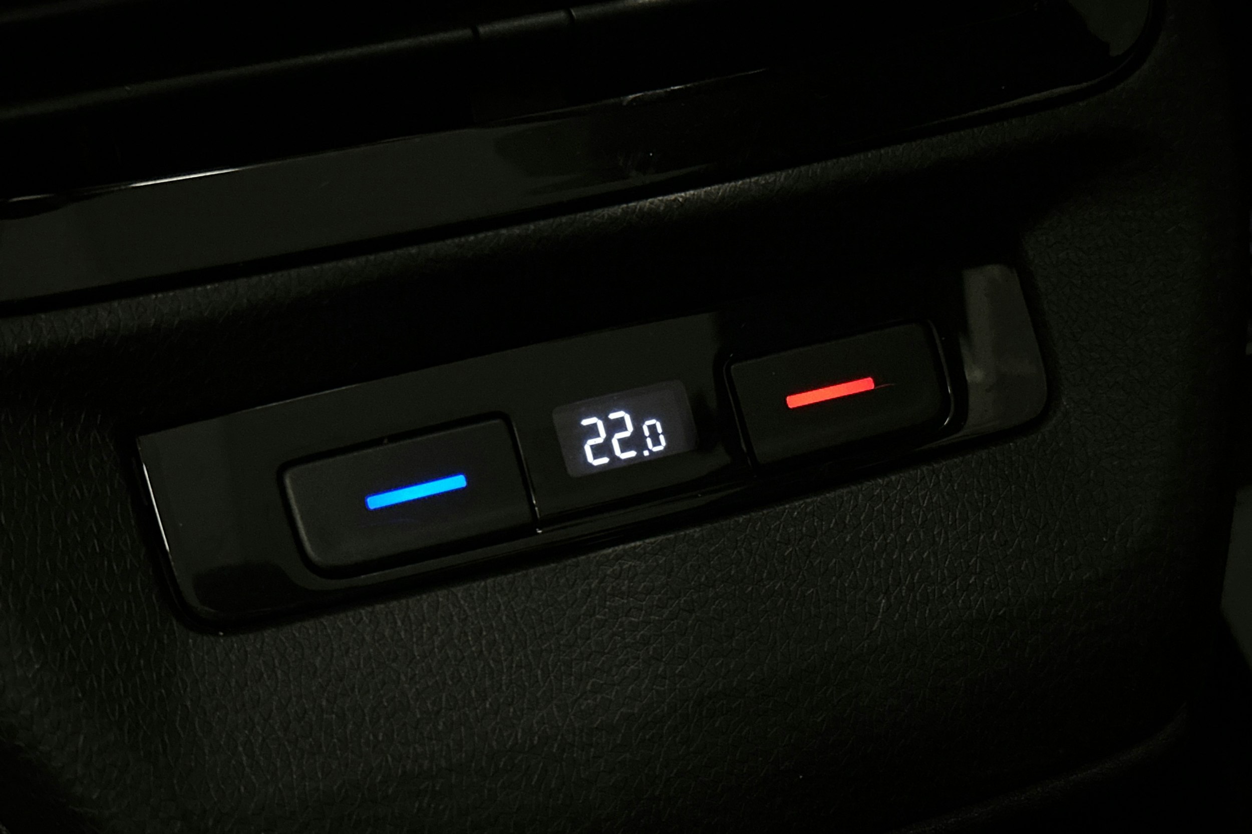 valkoinen Volkswagen ID.4 2021 kuva 17.