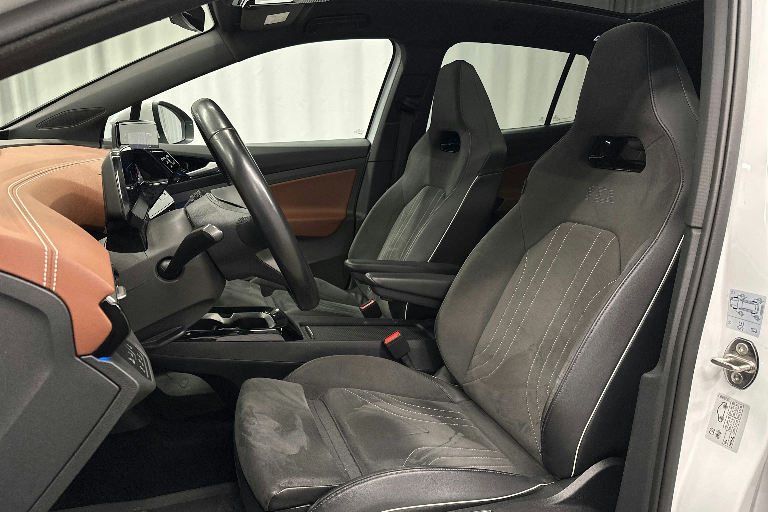 valkoinen Volkswagen ID.4 2021 kuva 18.