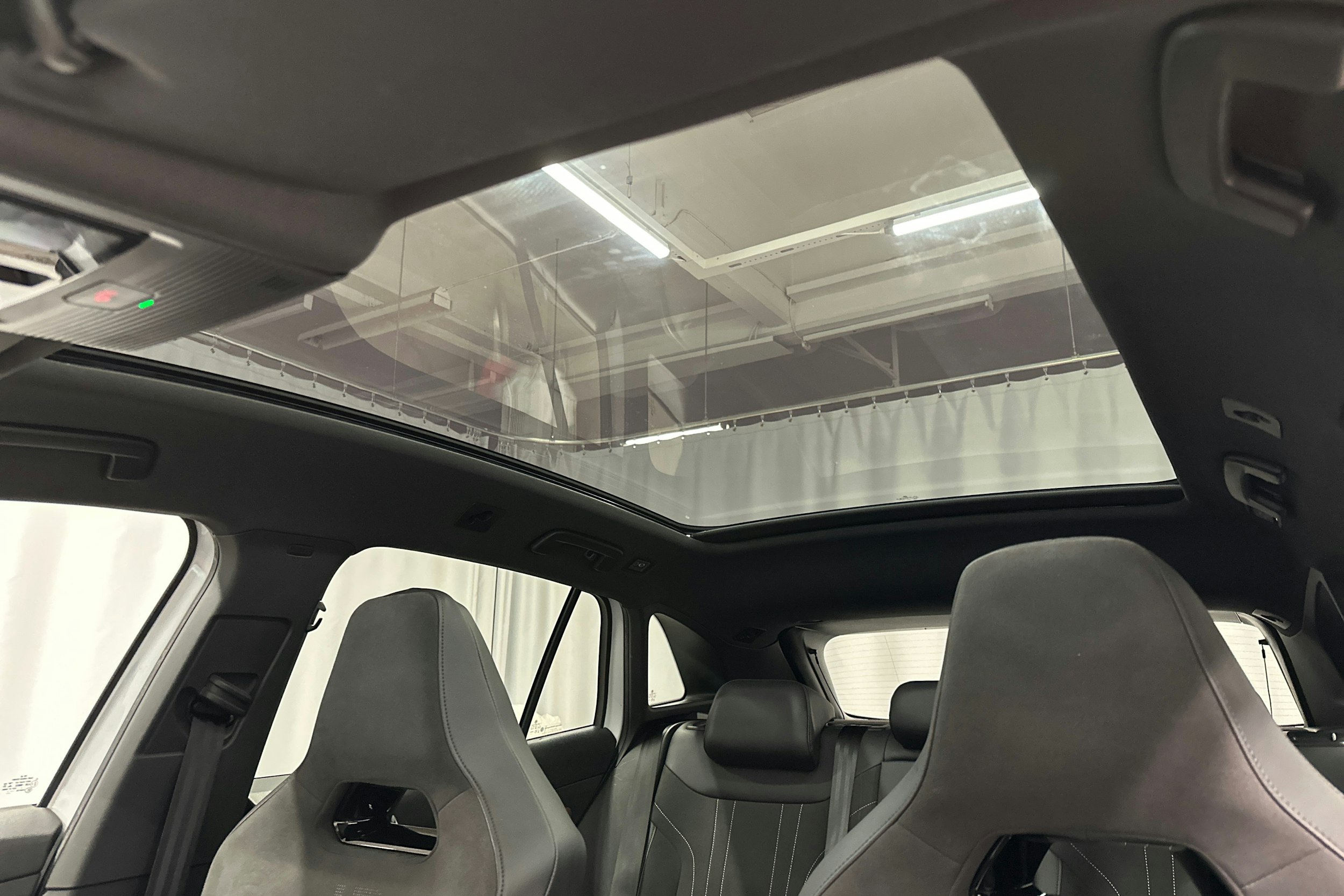 valkoinen Volkswagen ID.4 2021 kuva 34.