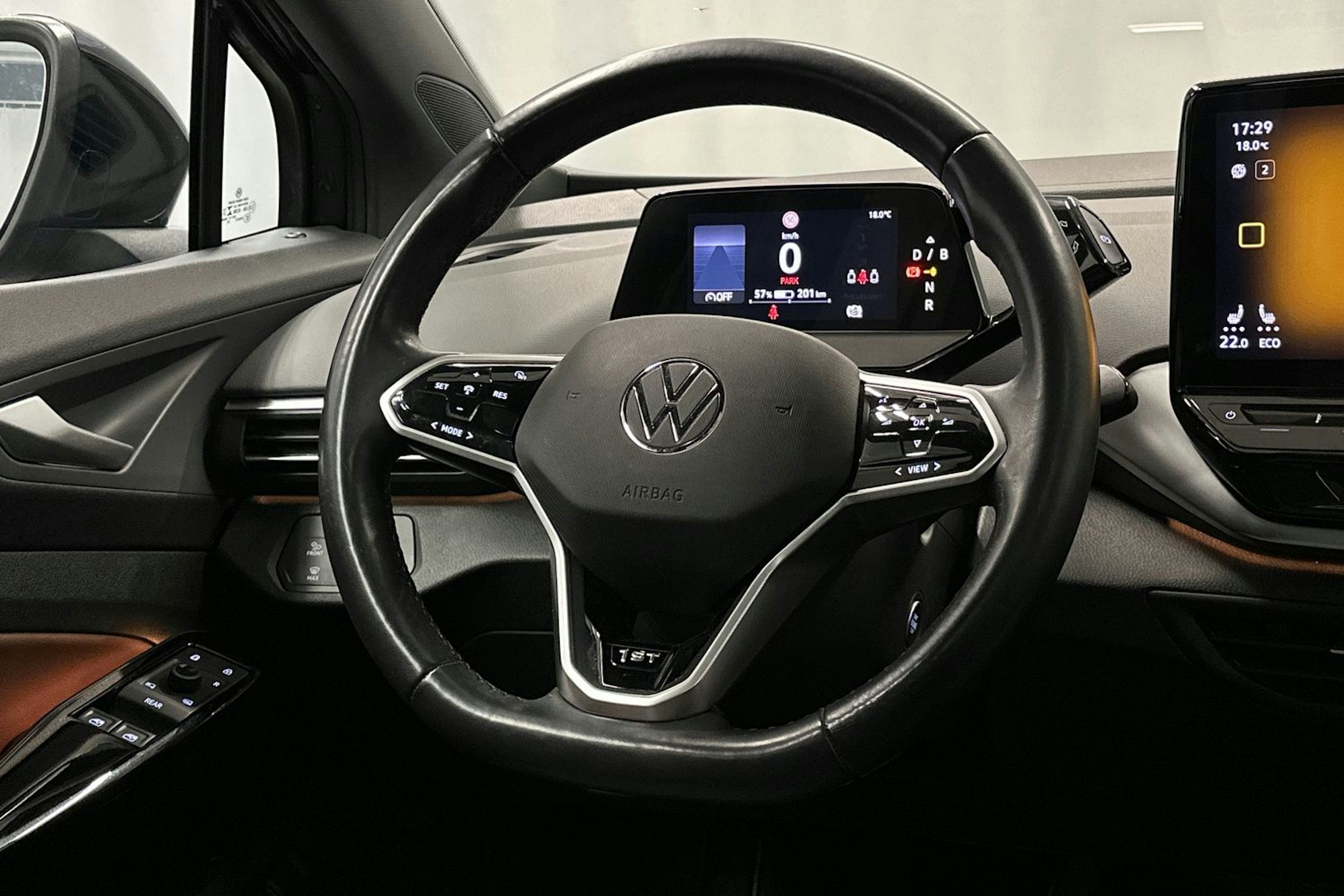 musta Volkswagen ID.4 2021 kuva 14.
