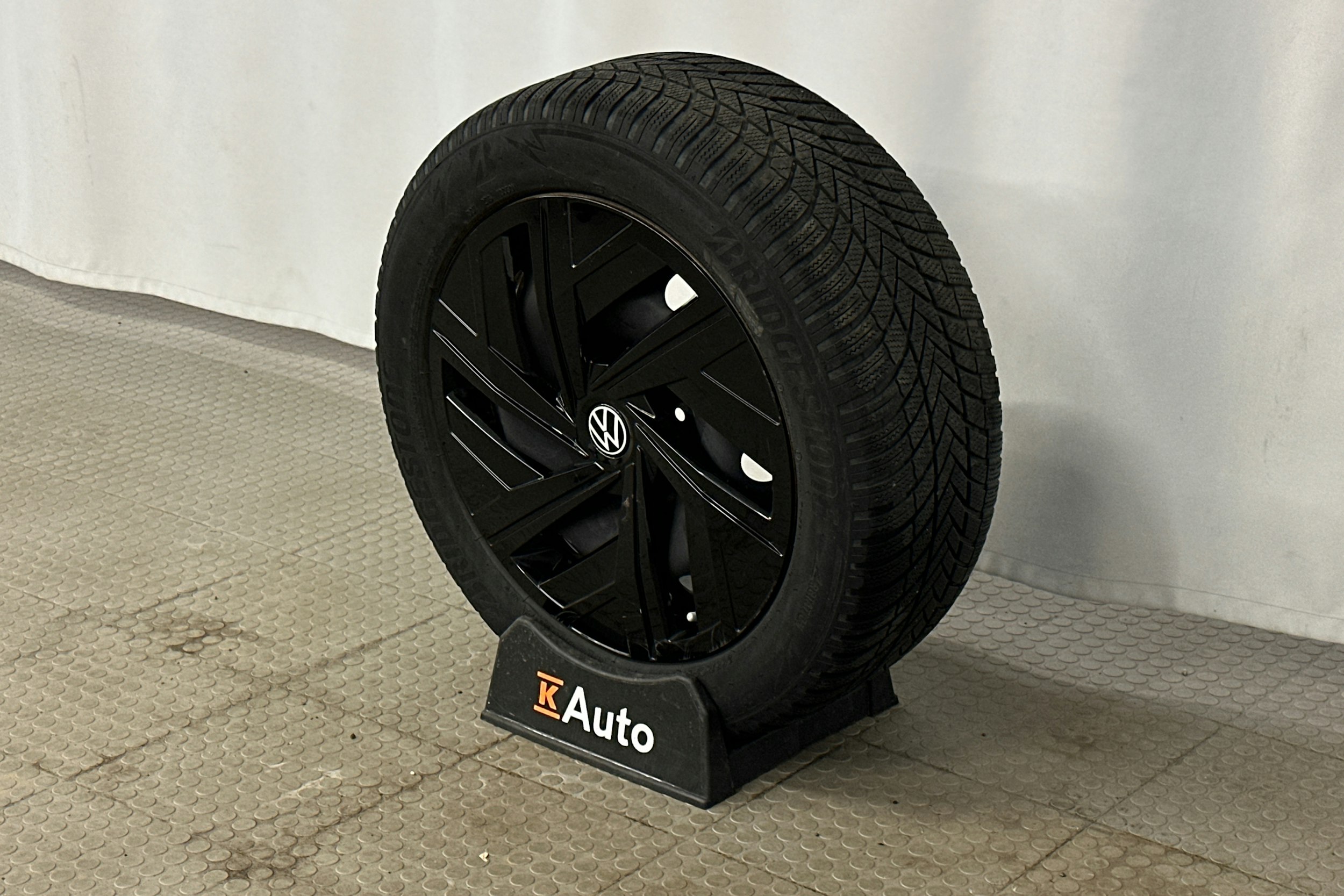 valkoinen Volkswagen ID.4 2021 kuva 13.