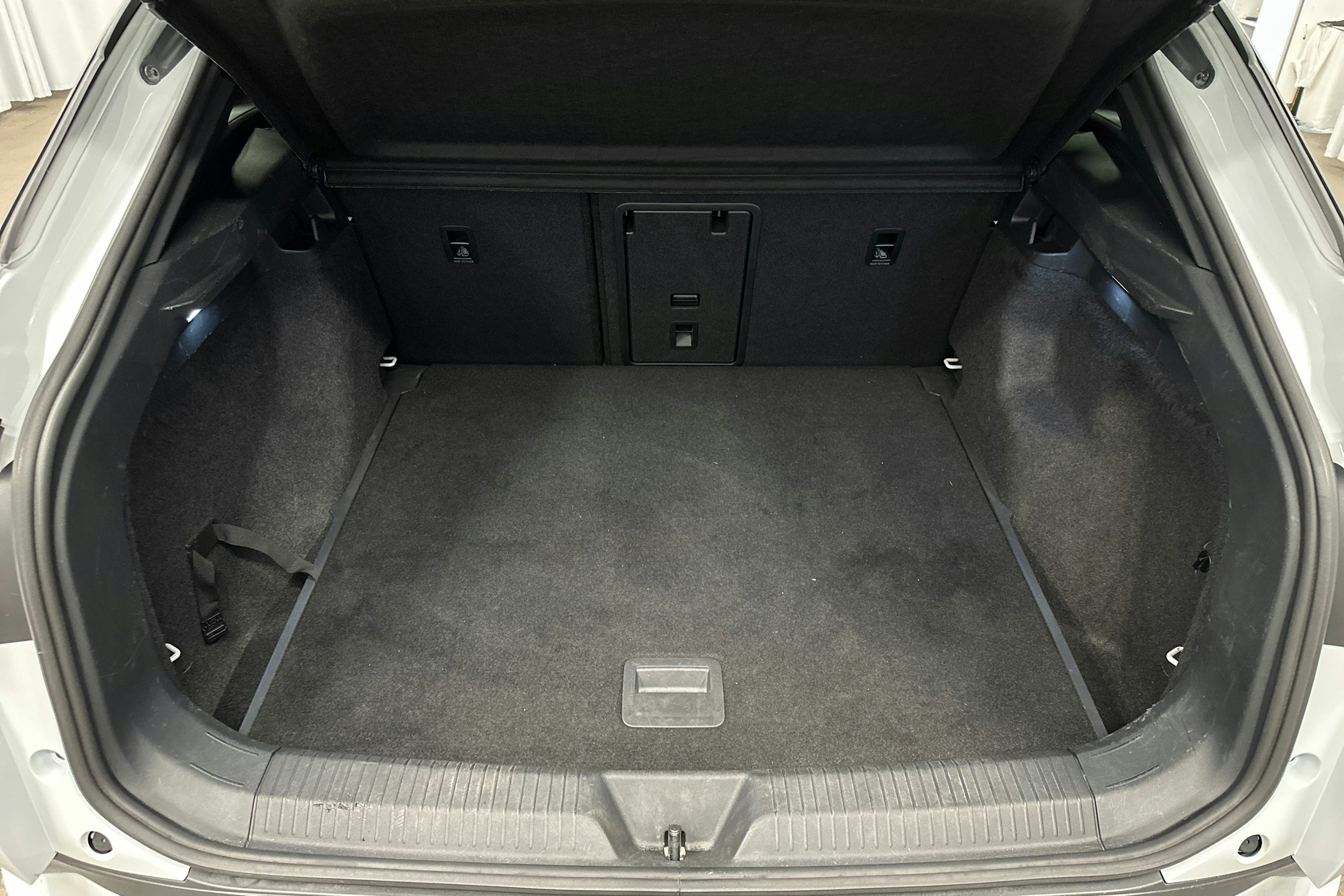 valkoinen Volkswagen ID.4 2021 kuva 14.