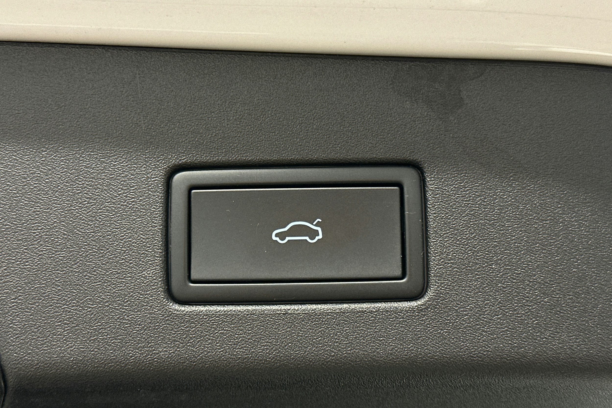 valkoinen Volkswagen ID.4 2021 kuva 16.