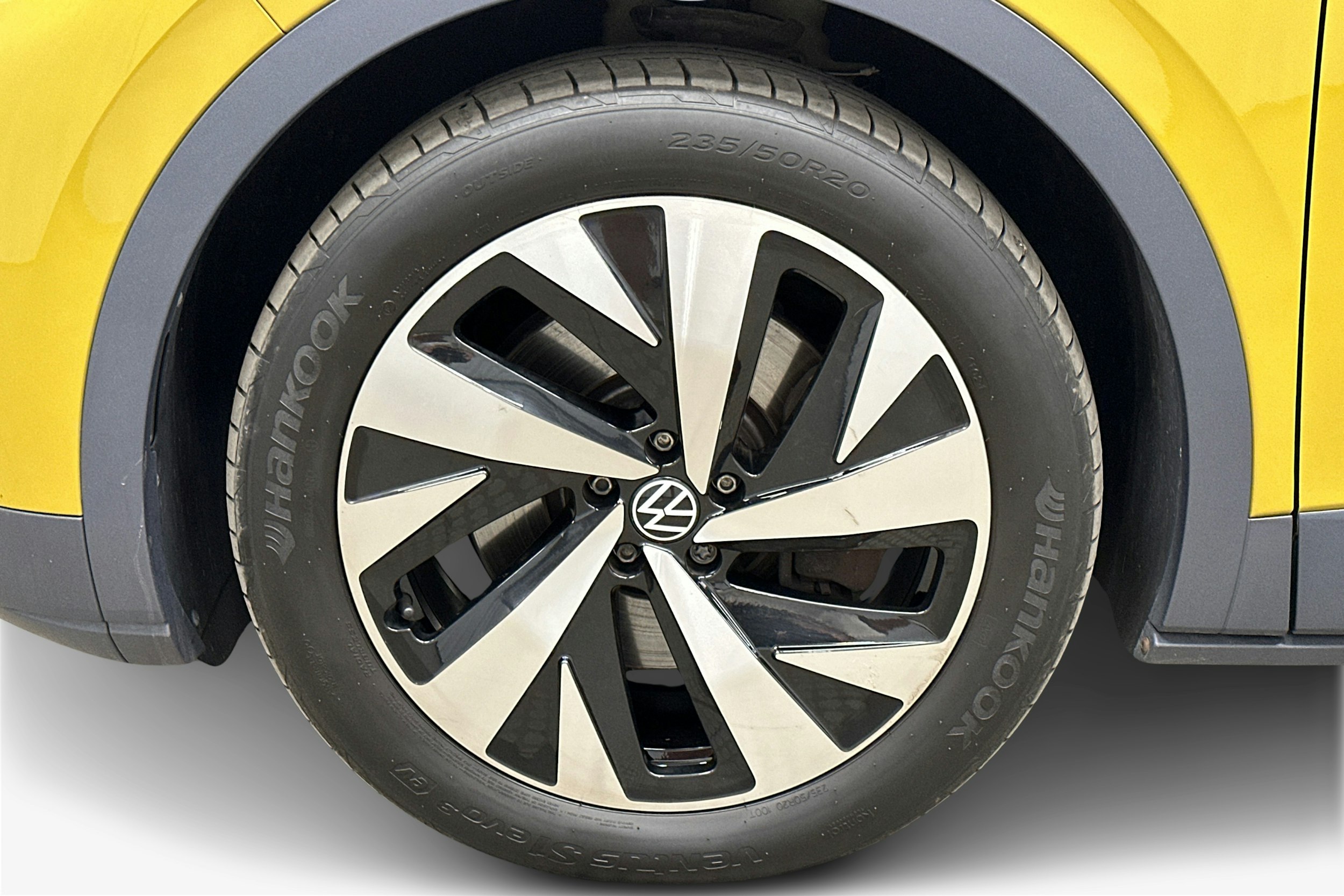 keltainen Volkswagen ID.4 2021 kuva 11.