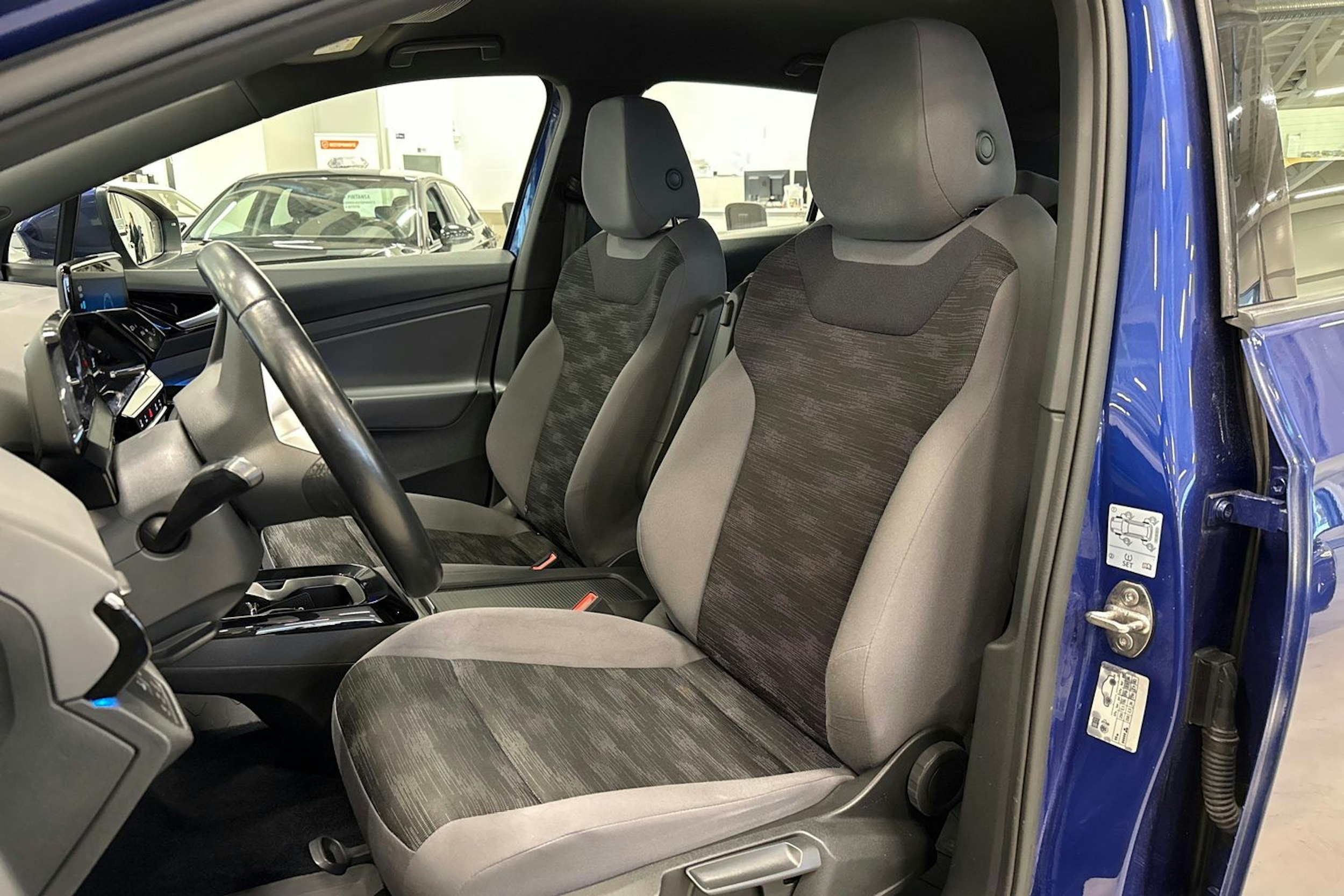 sininen Volkswagen ID.4 2021 kuva 16.