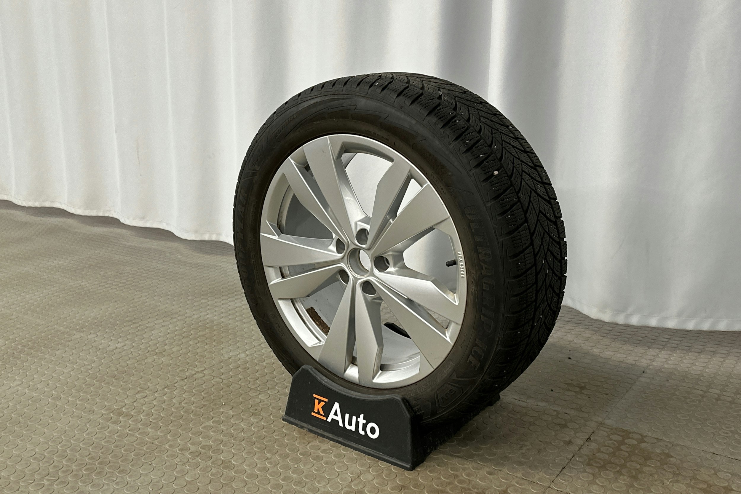 valkoinen Volkswagen ID.4 2021 kuva 13.