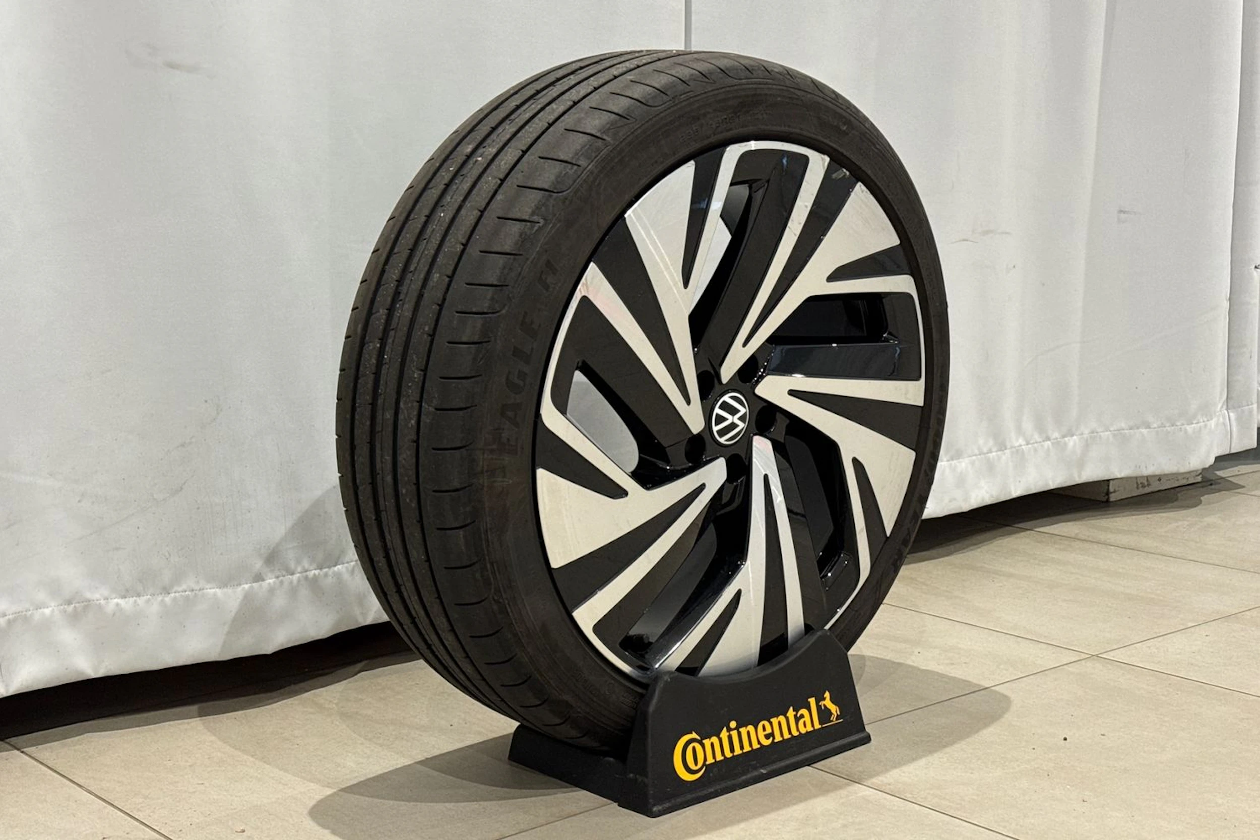 valkoinen Volkswagen ID.4 2021 kuva 14.