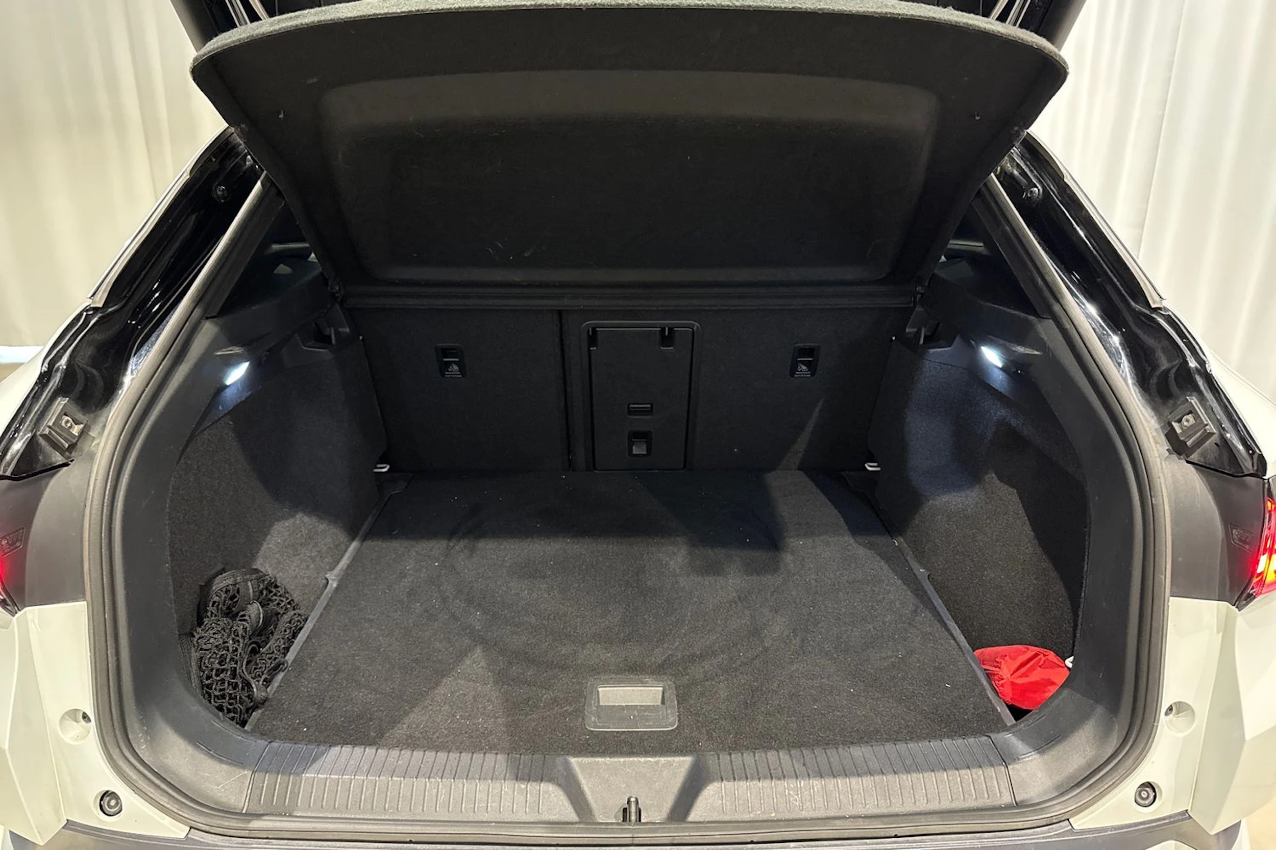 valkoinen Volkswagen ID.4 2021 kuva 16.