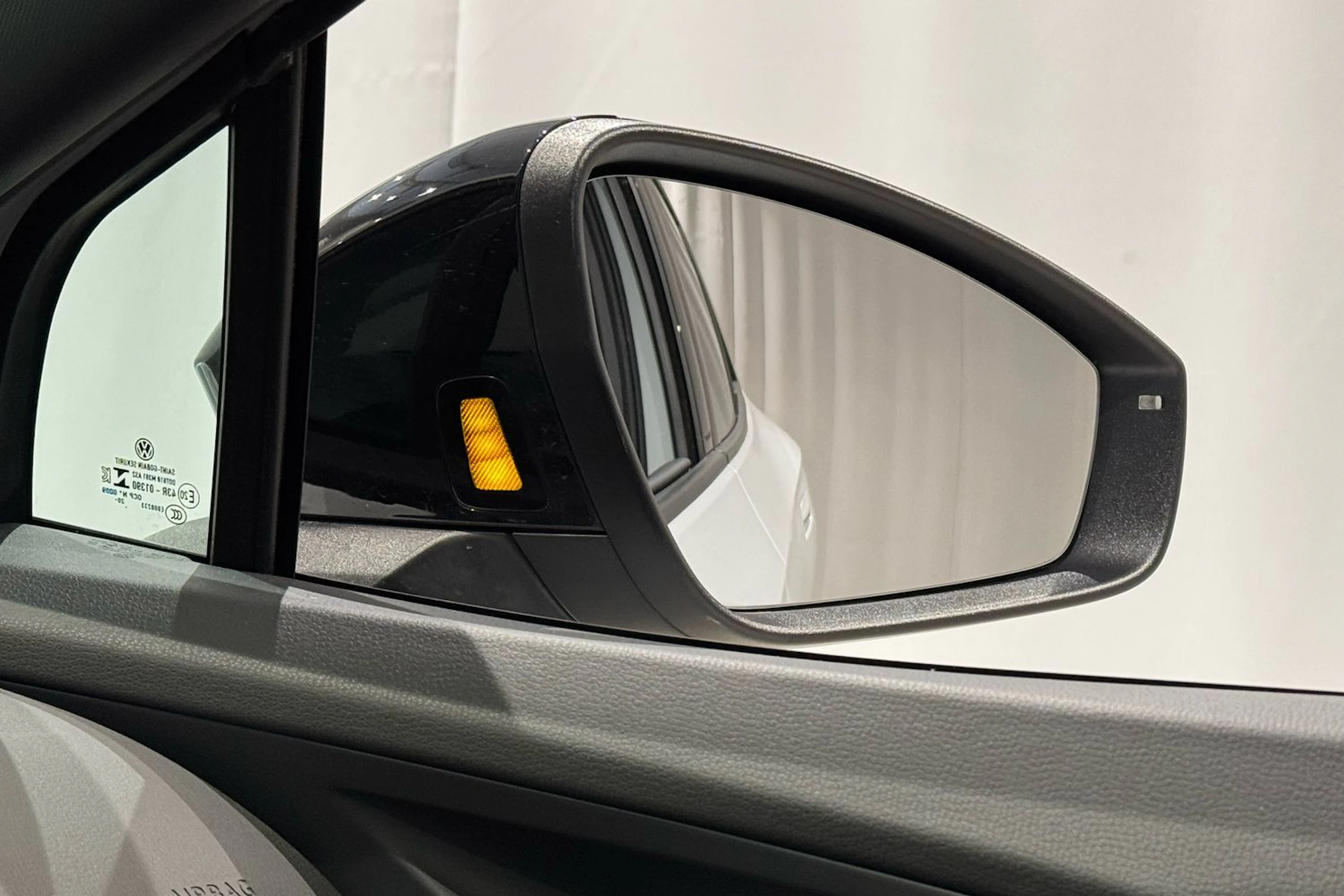 valkoinen Volkswagen ID.4 2021 kuva 37.