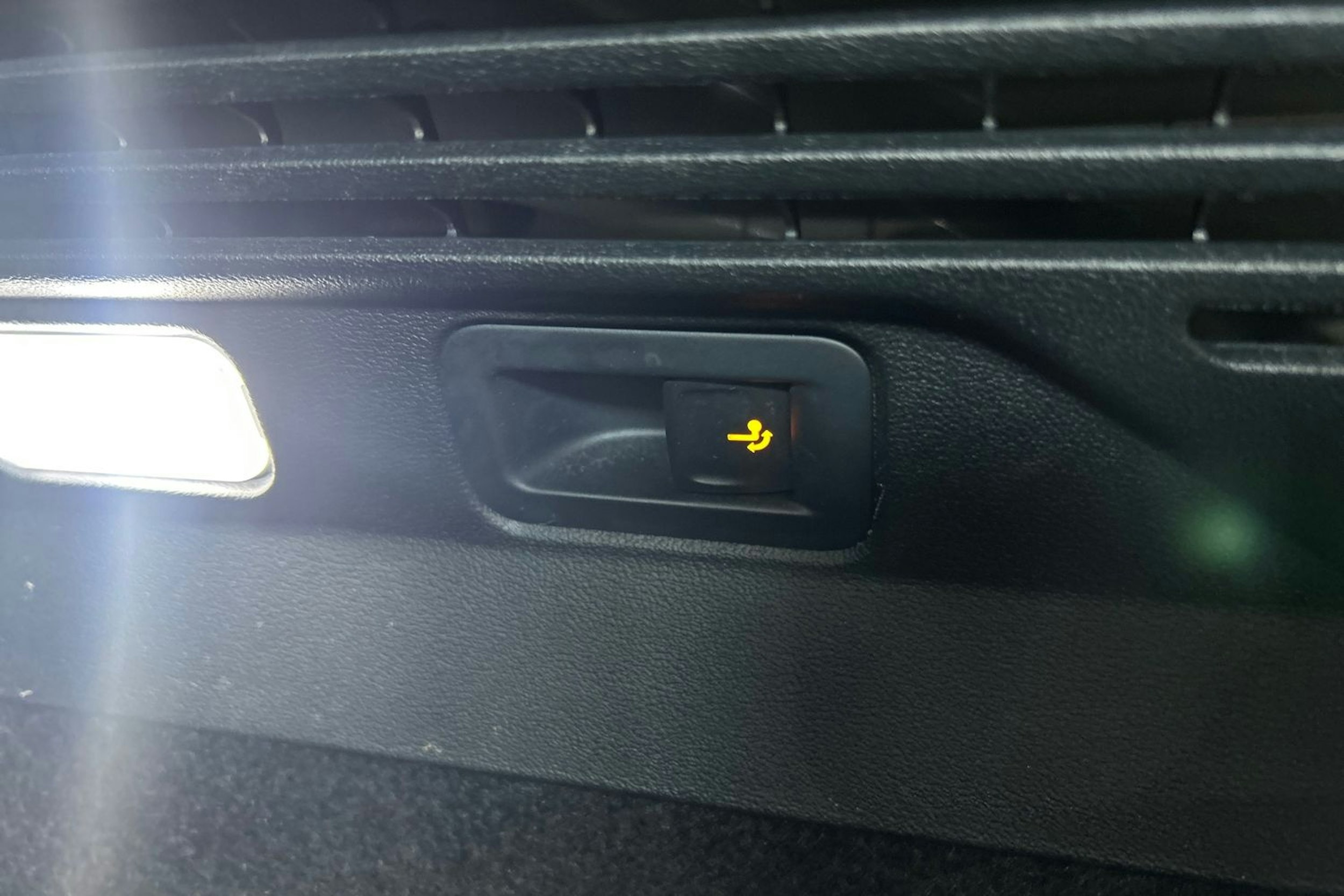 Valkoinen Volkswagen ID.4 2021 kuva 15.