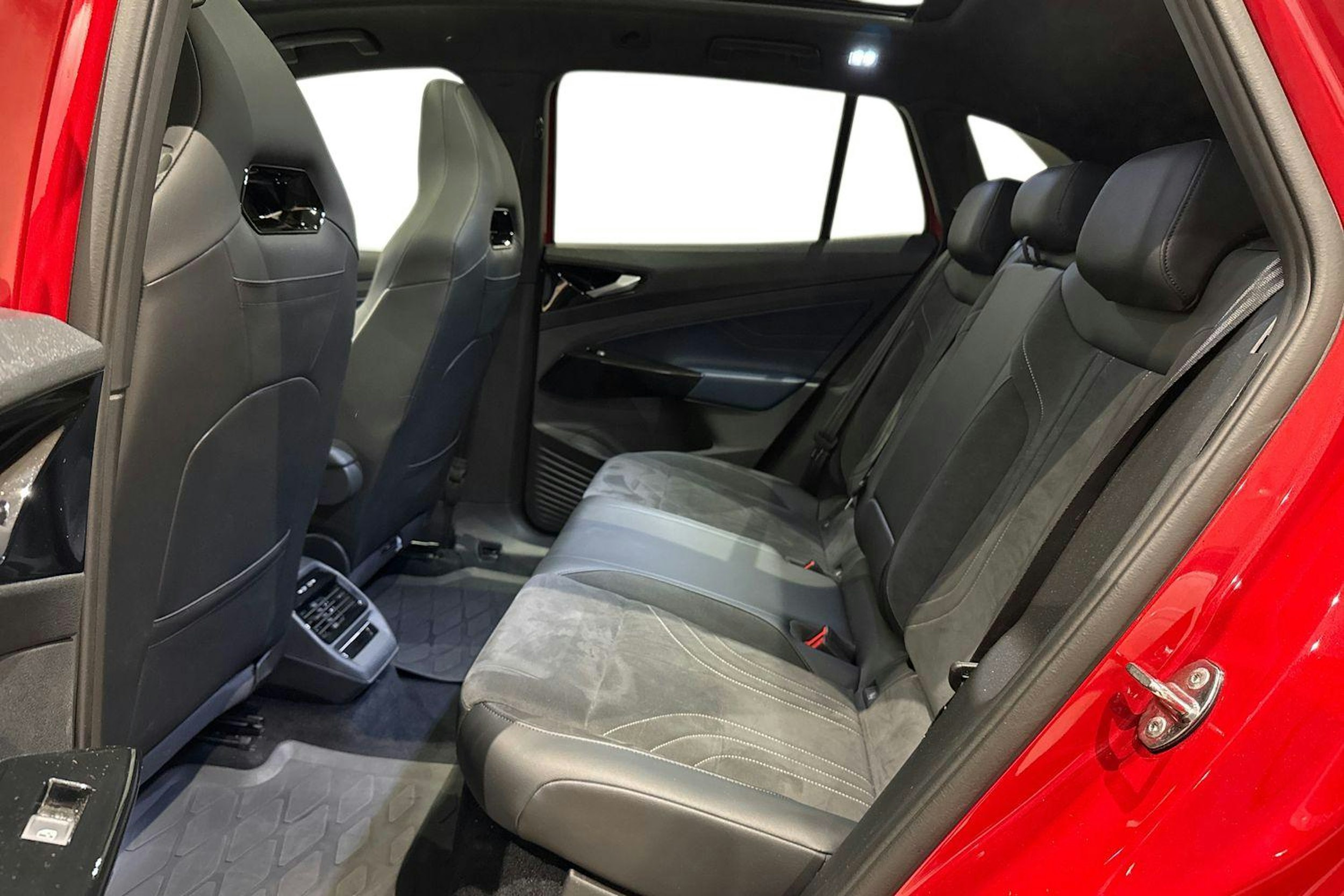 punainen Volkswagen ID.4 2022 kuva 10.