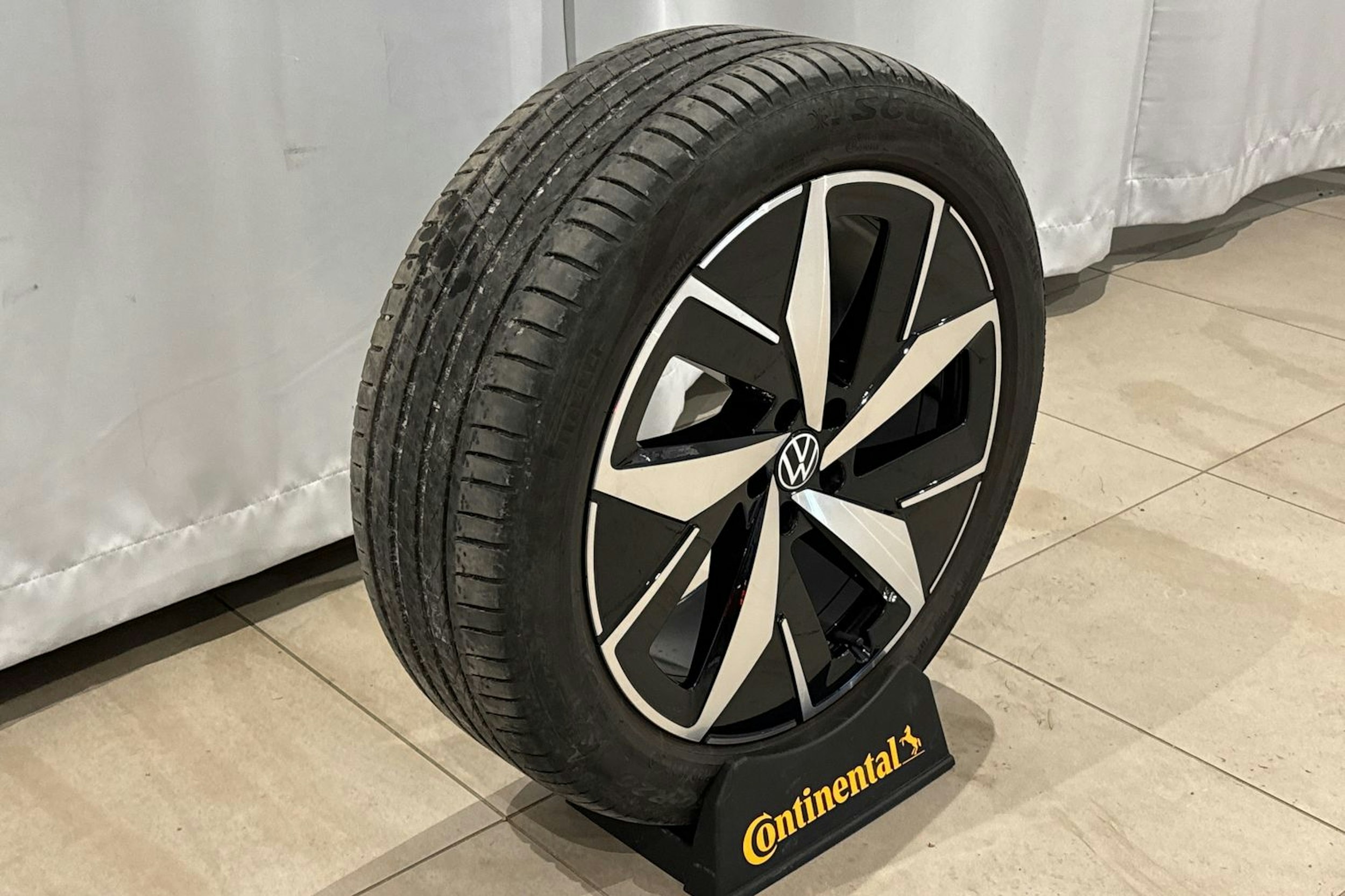 punainen Volkswagen ID.4 2022 kuva 14.