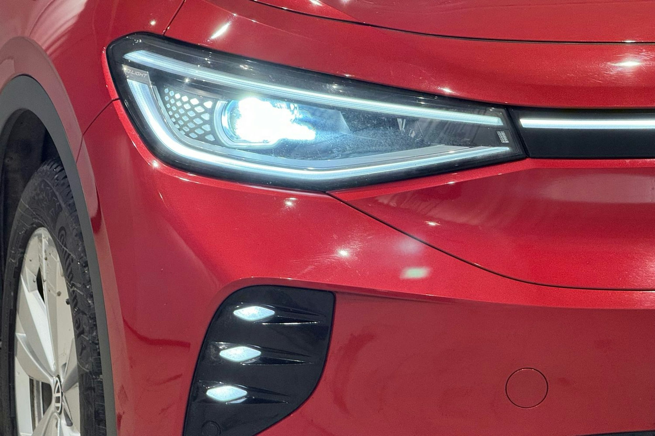 punainen Volkswagen ID.4 2022 kuva 15.