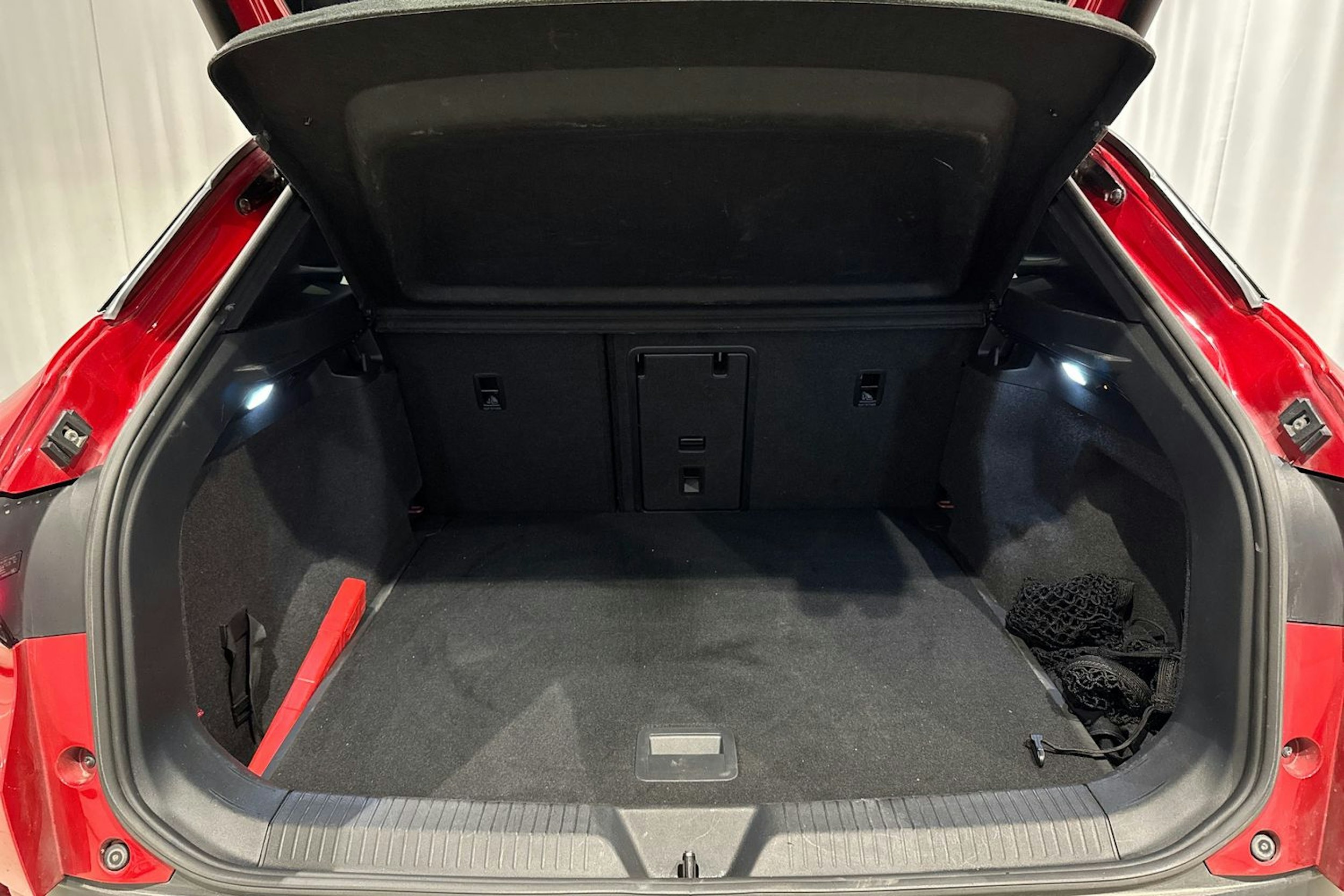 punainen Volkswagen ID.4 2022 kuva 16.