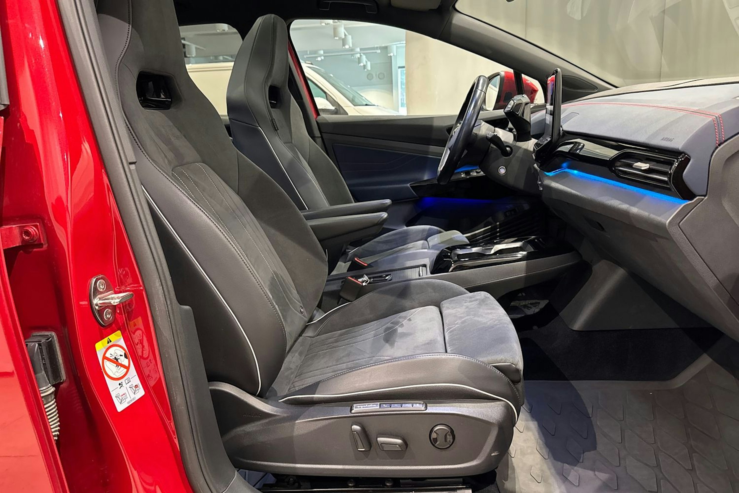 punainen Volkswagen ID.4 2022 kuva 18.