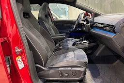 punainen Volkswagen ID.4 2022 kuva 18.