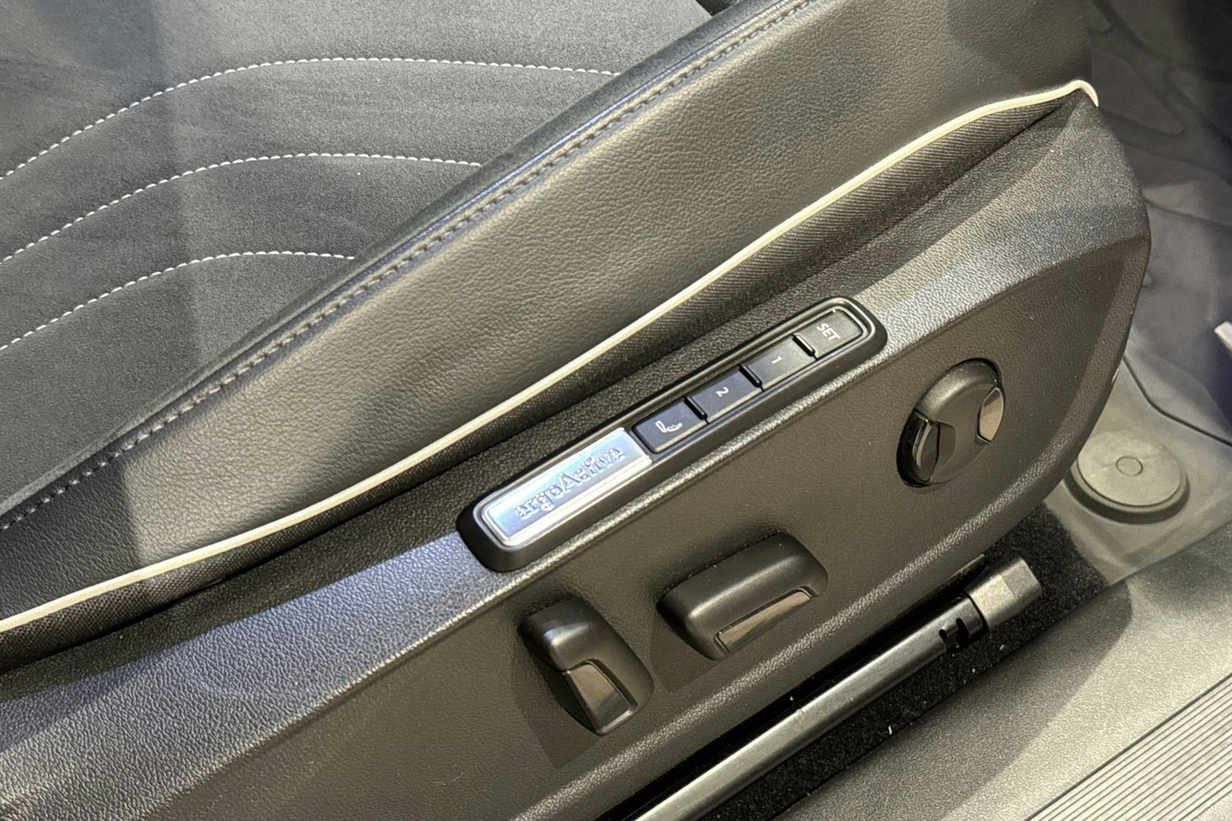 punainen Volkswagen ID.4 2022 kuva 19.