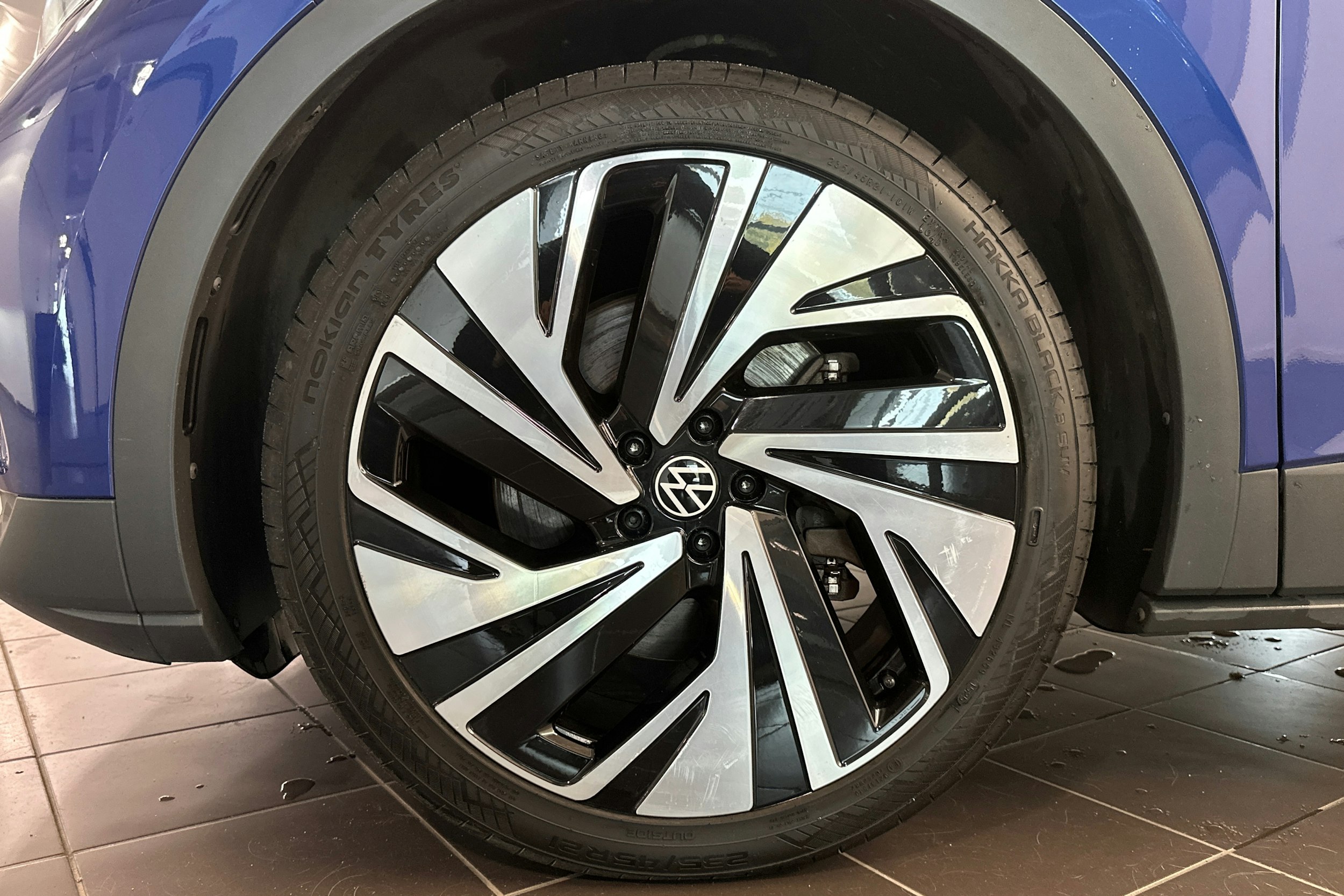 sininen Volkswagen ID.4 2021 kuva 13.