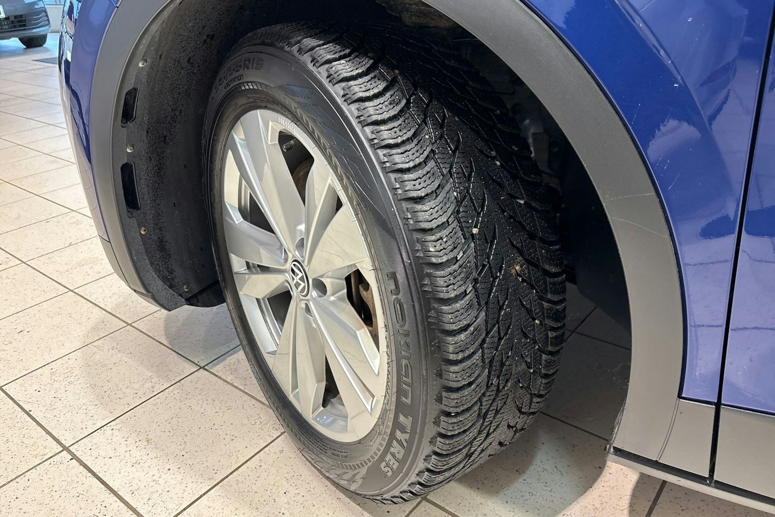 Sininen Volkswagen ID.4 2021 kuva 10.