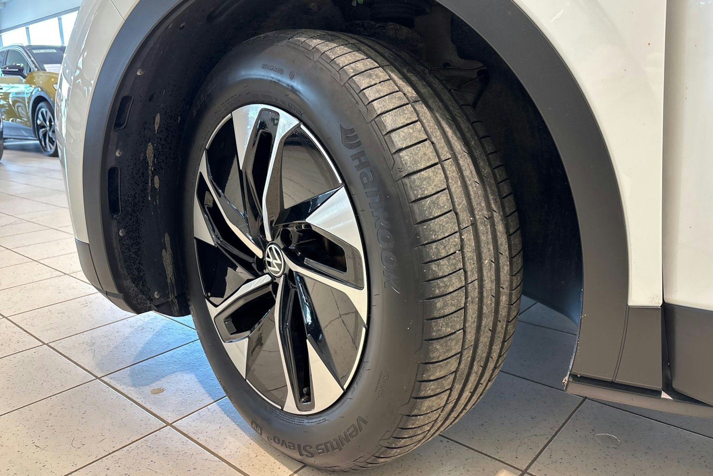 valkoinen Volkswagen ID.4 2021 kuva 10.