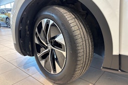 valkoinen Volkswagen ID.4 2021 kuva 10.