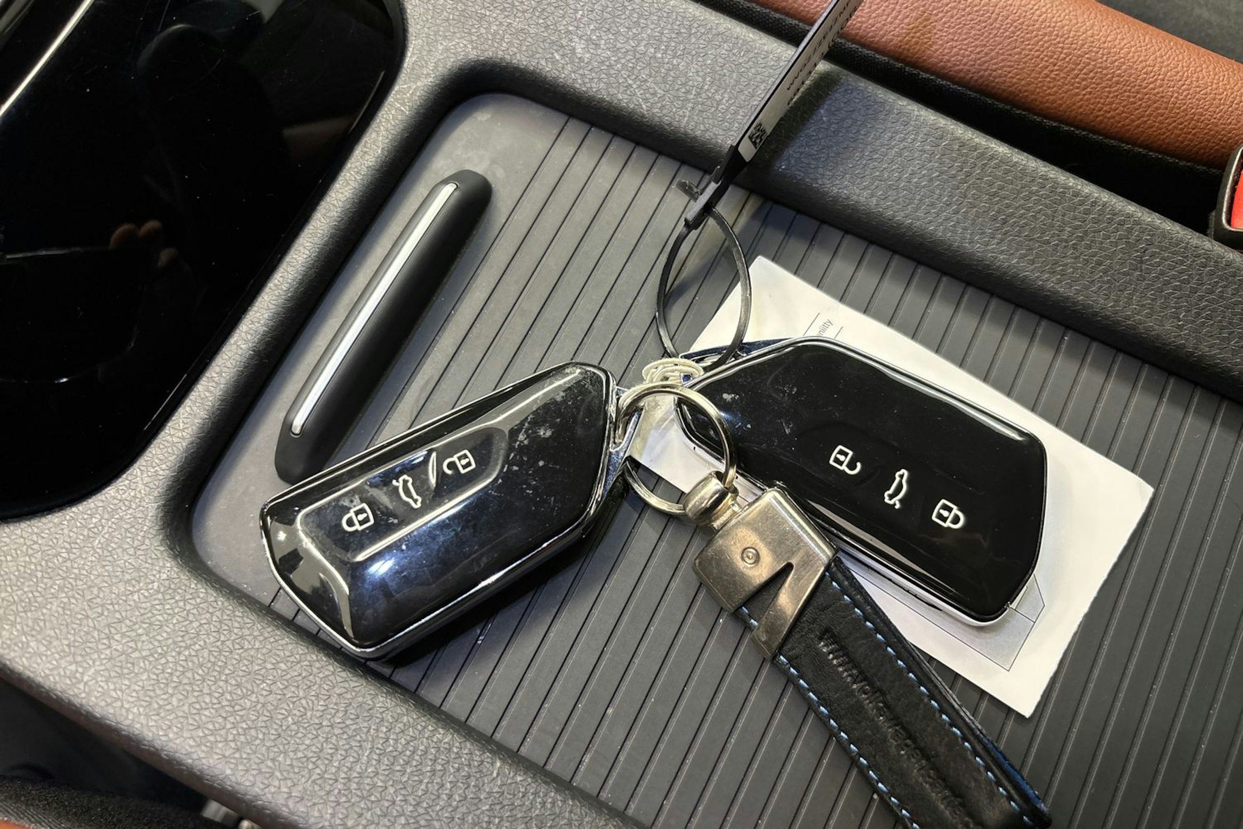 valkoinen Volkswagen ID.4 2021 kuva 25.
