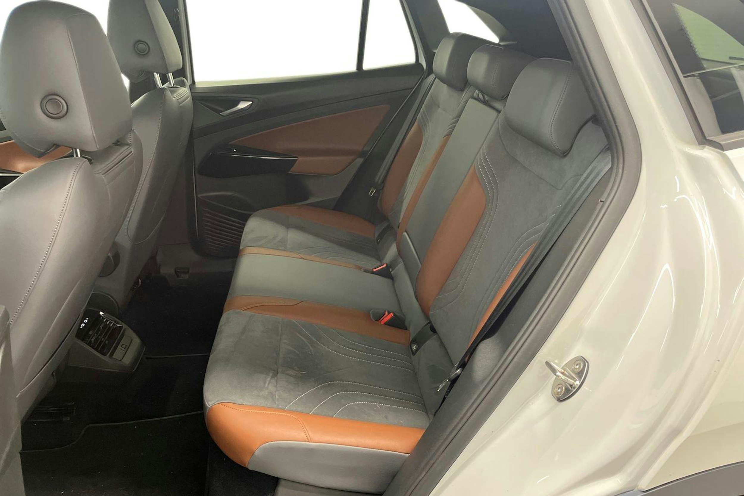 Valkoinen Volkswagen ID.4 2021 kuva 10.