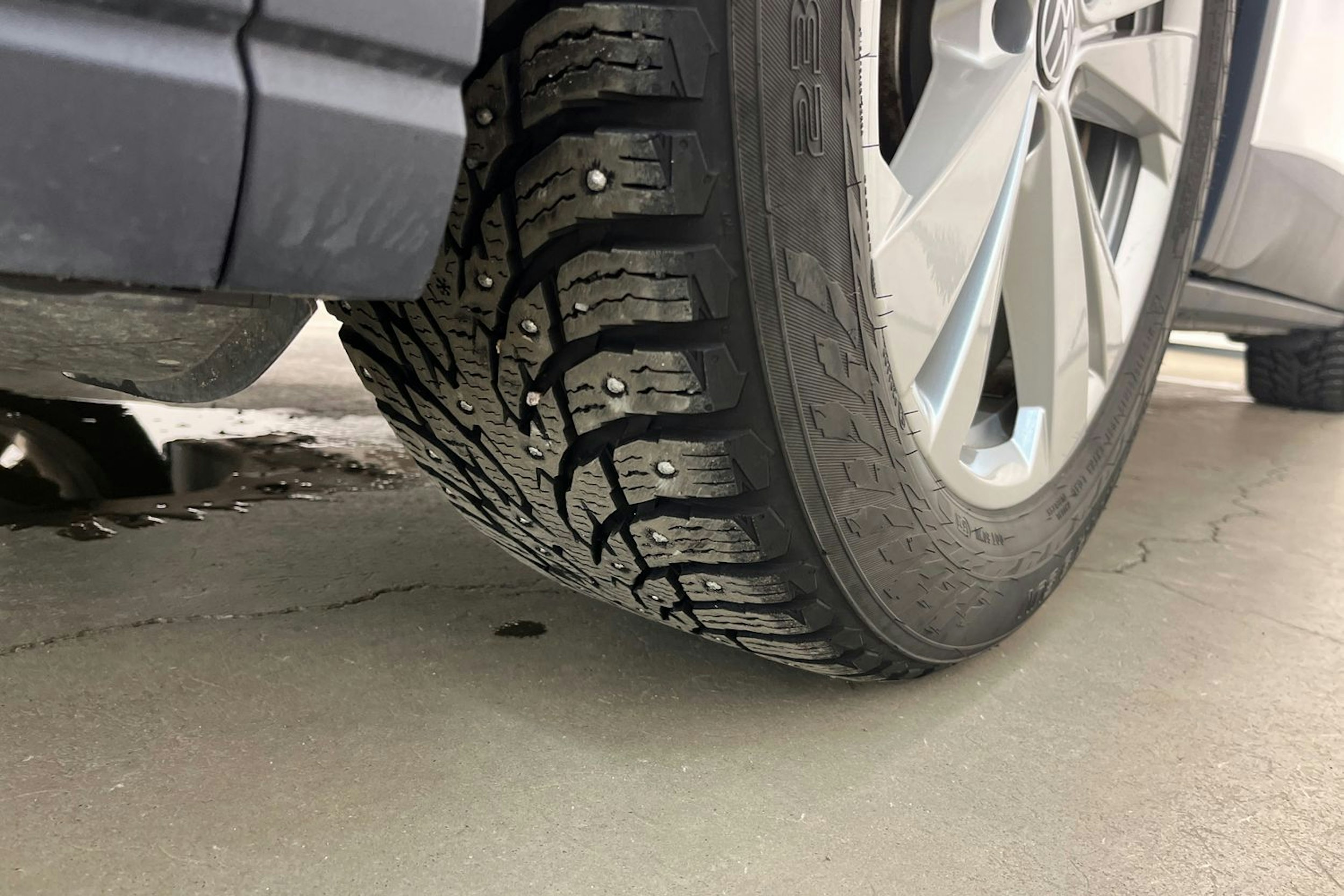 Valkoinen Volkswagen ID.4 2021 kuva 13.