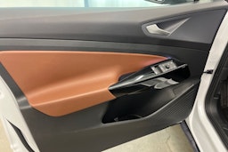 Valkoinen Volkswagen ID.4 2021 kuva 14.