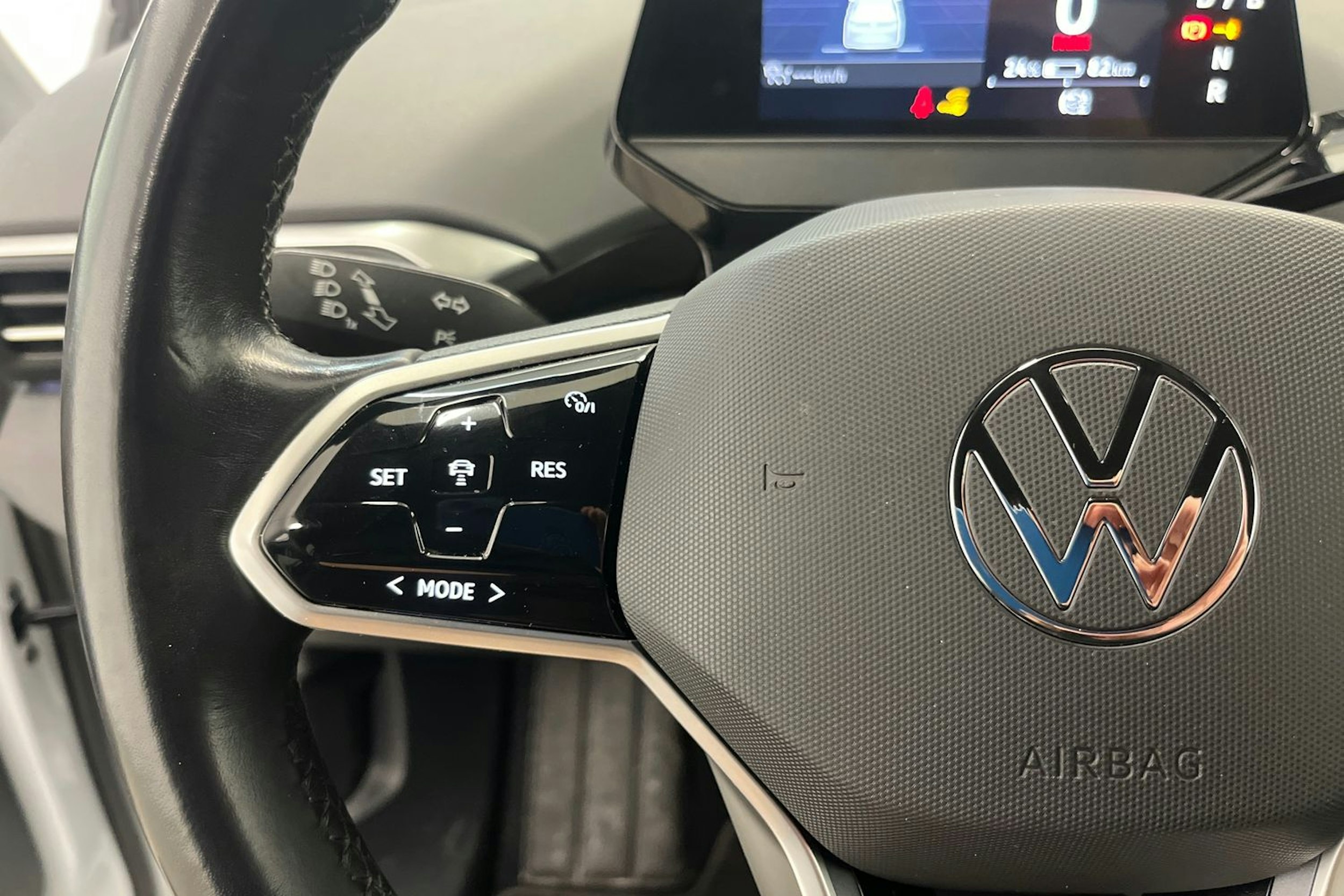 Valkoinen Volkswagen ID.4 2021 kuva 16.