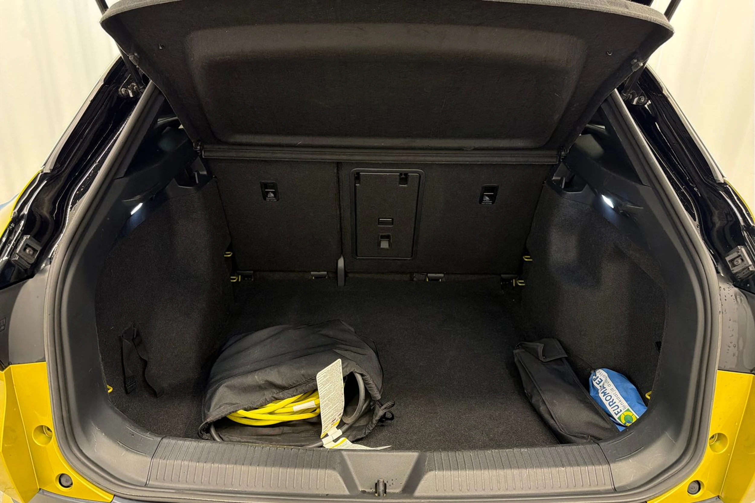 keltainen Volkswagen ID.4 2021 kuva 13.