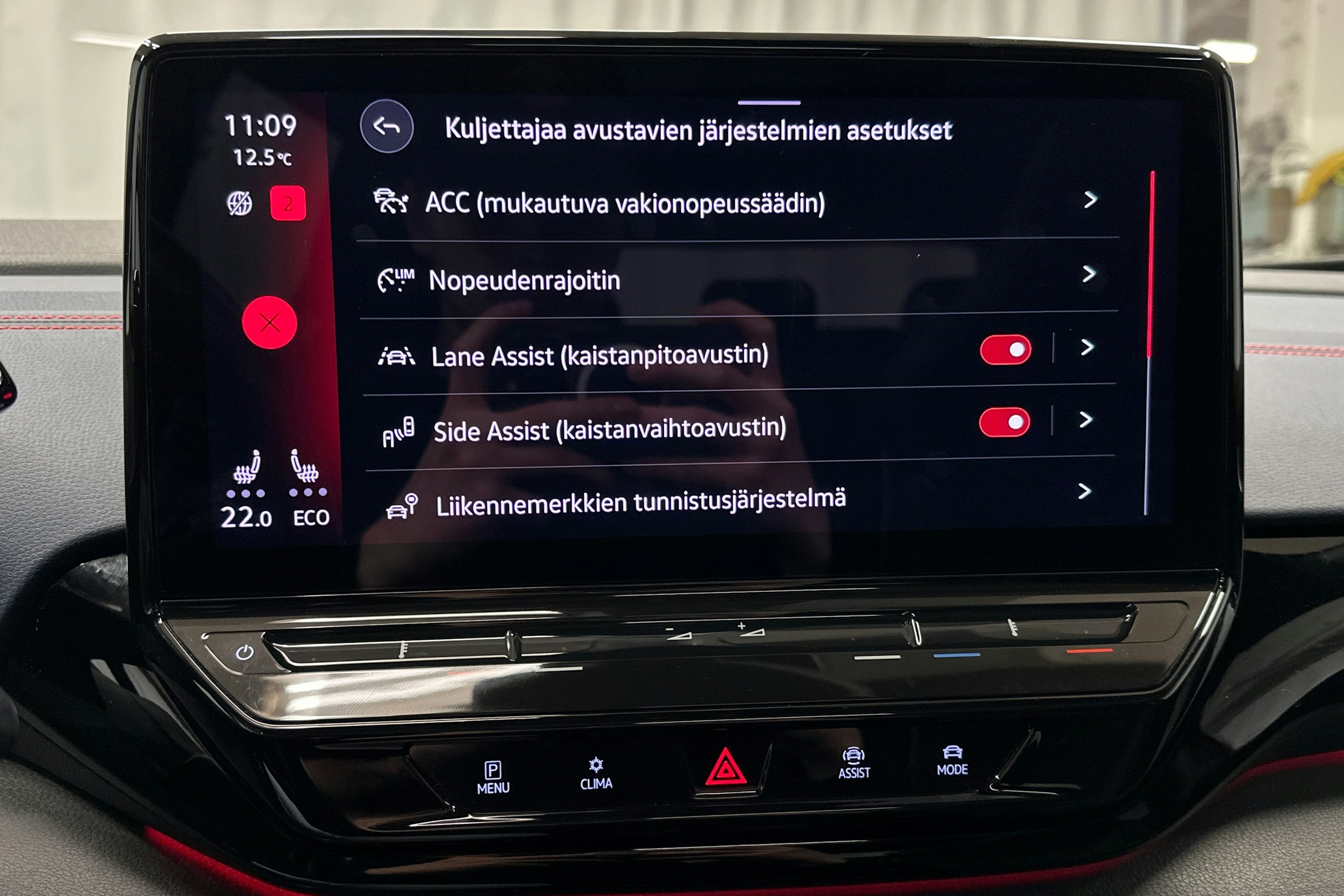 punainen Volkswagen ID.4 2021 kuva 30.