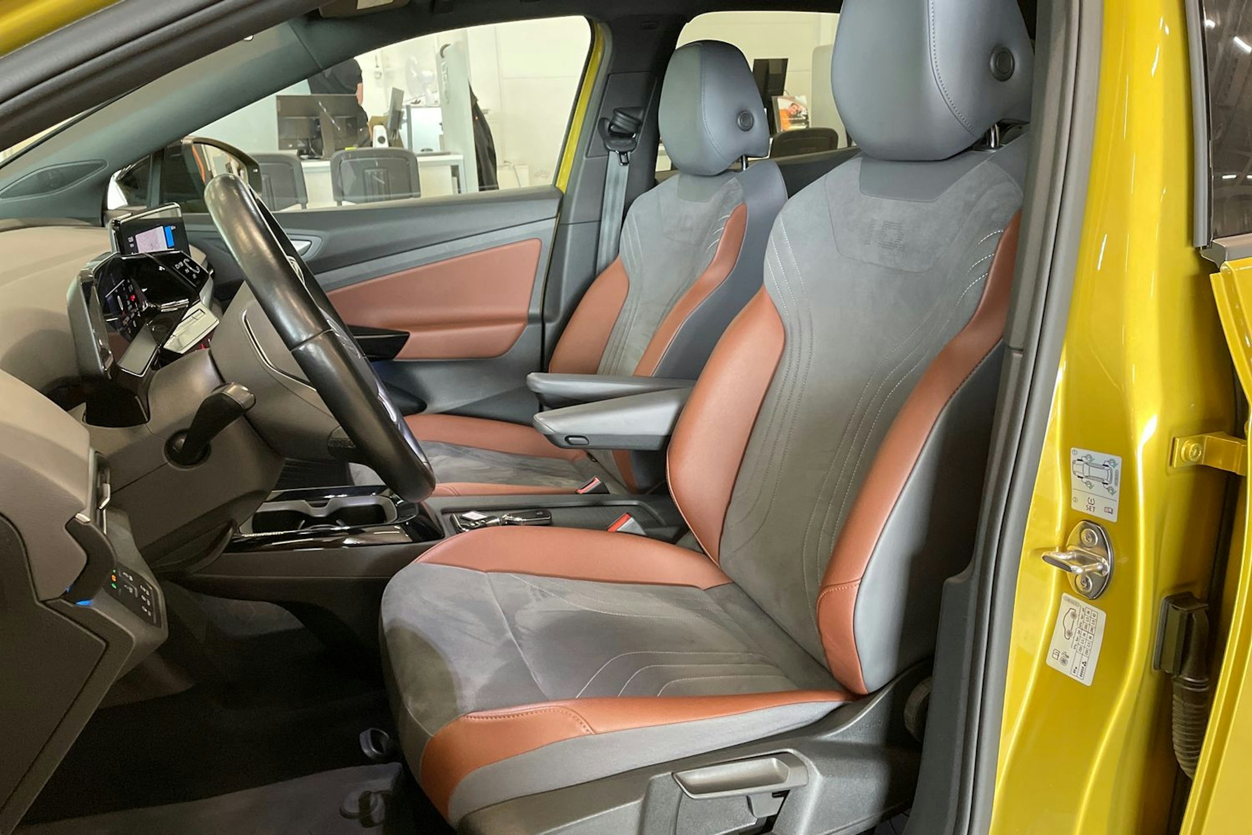Keltainen Volkswagen ID.4 2021 kuva 14.