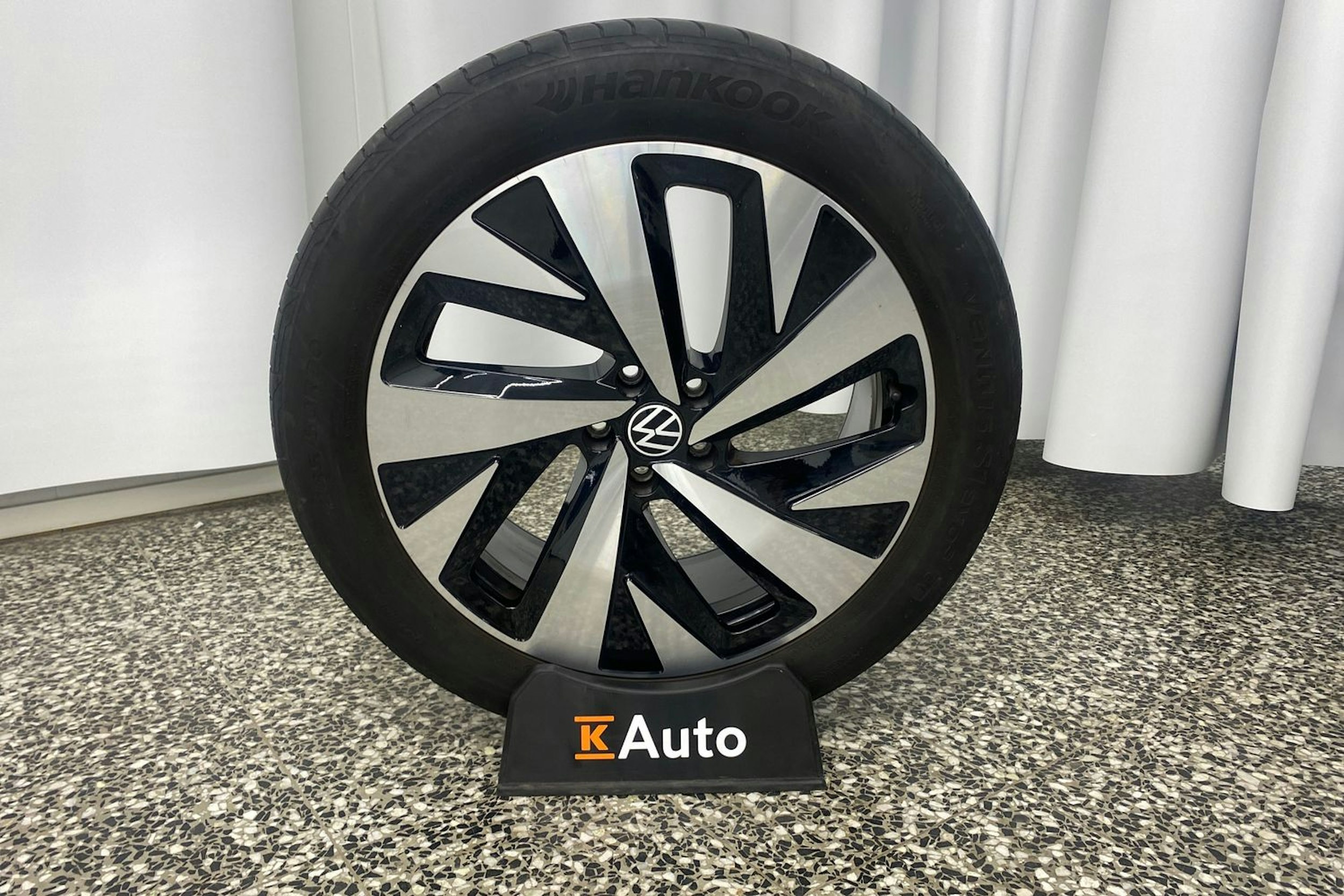 Keltainen Volkswagen ID.4 2021 kuva 13.