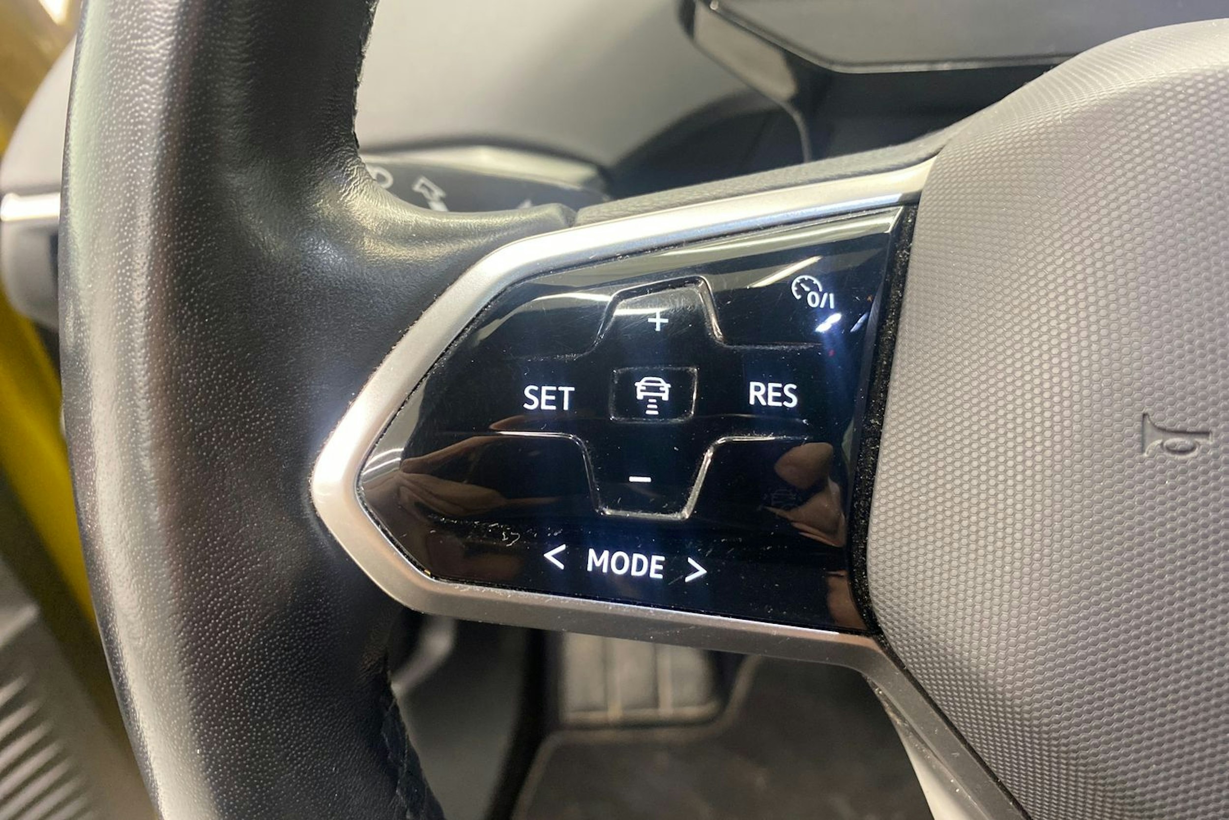 Keltainen Volkswagen ID.4 2021 kuva 15.