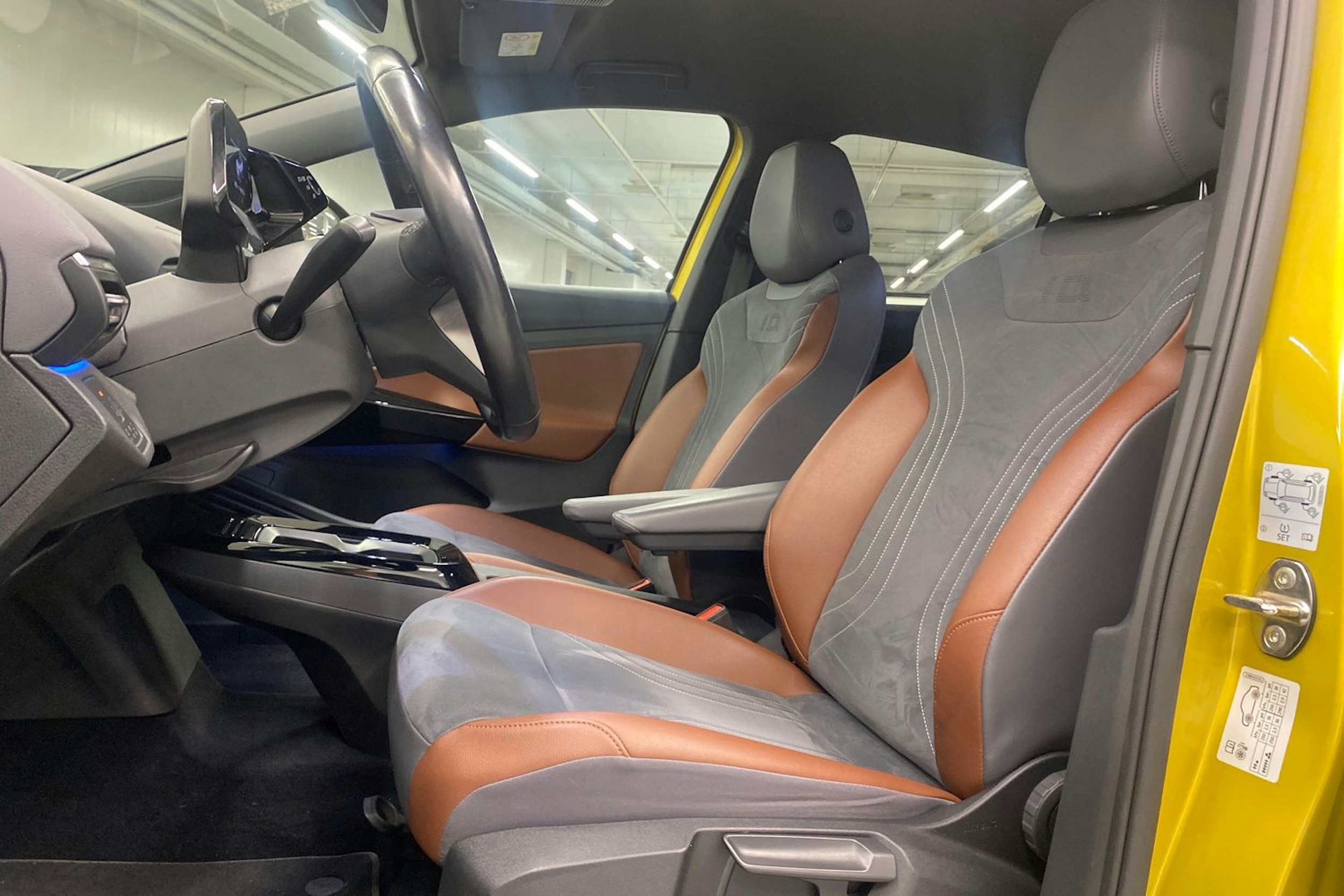 Keltainen Volkswagen ID.4 2021 kuva 23.