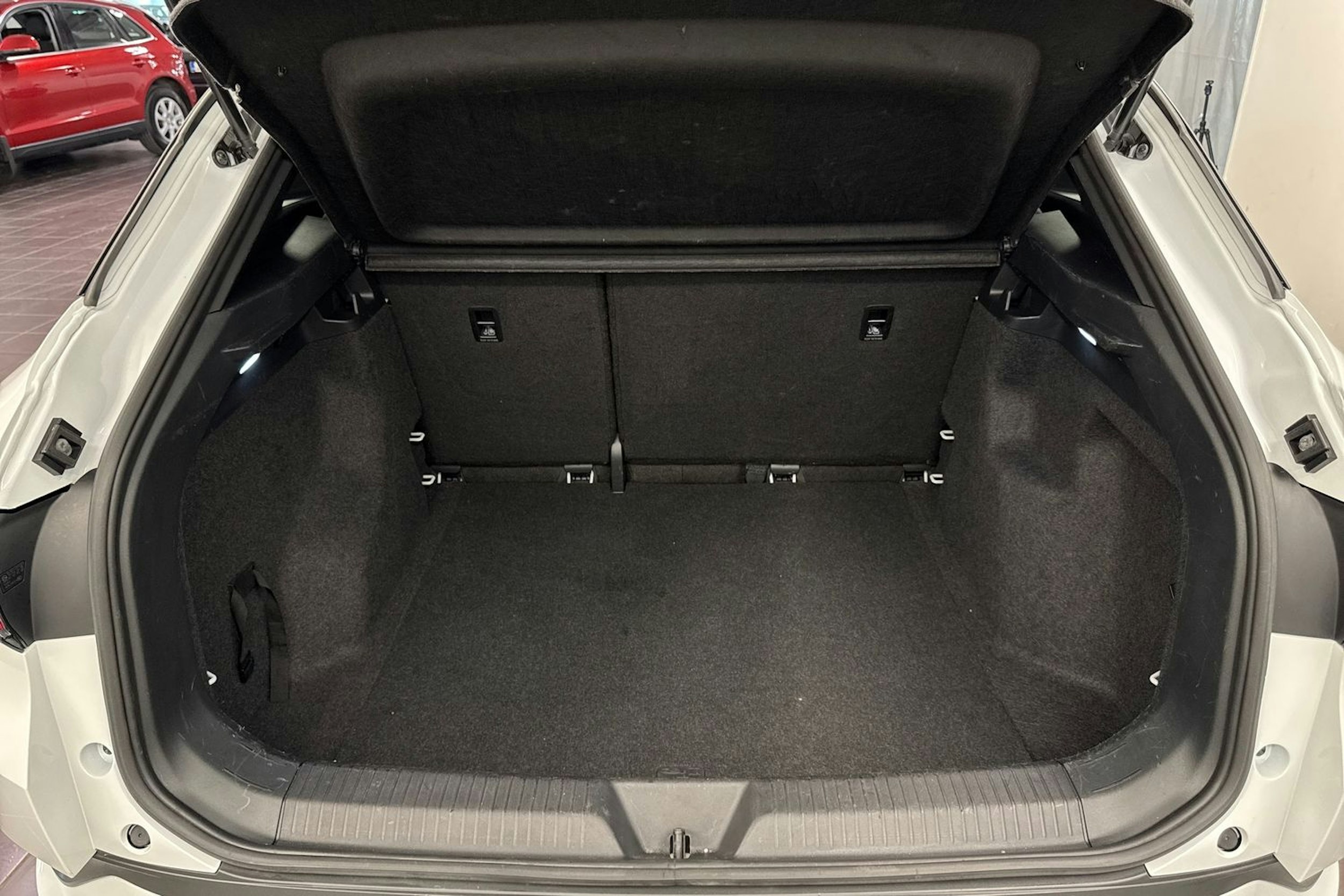 valkoinen Volkswagen ID.4 2021 kuva 16.