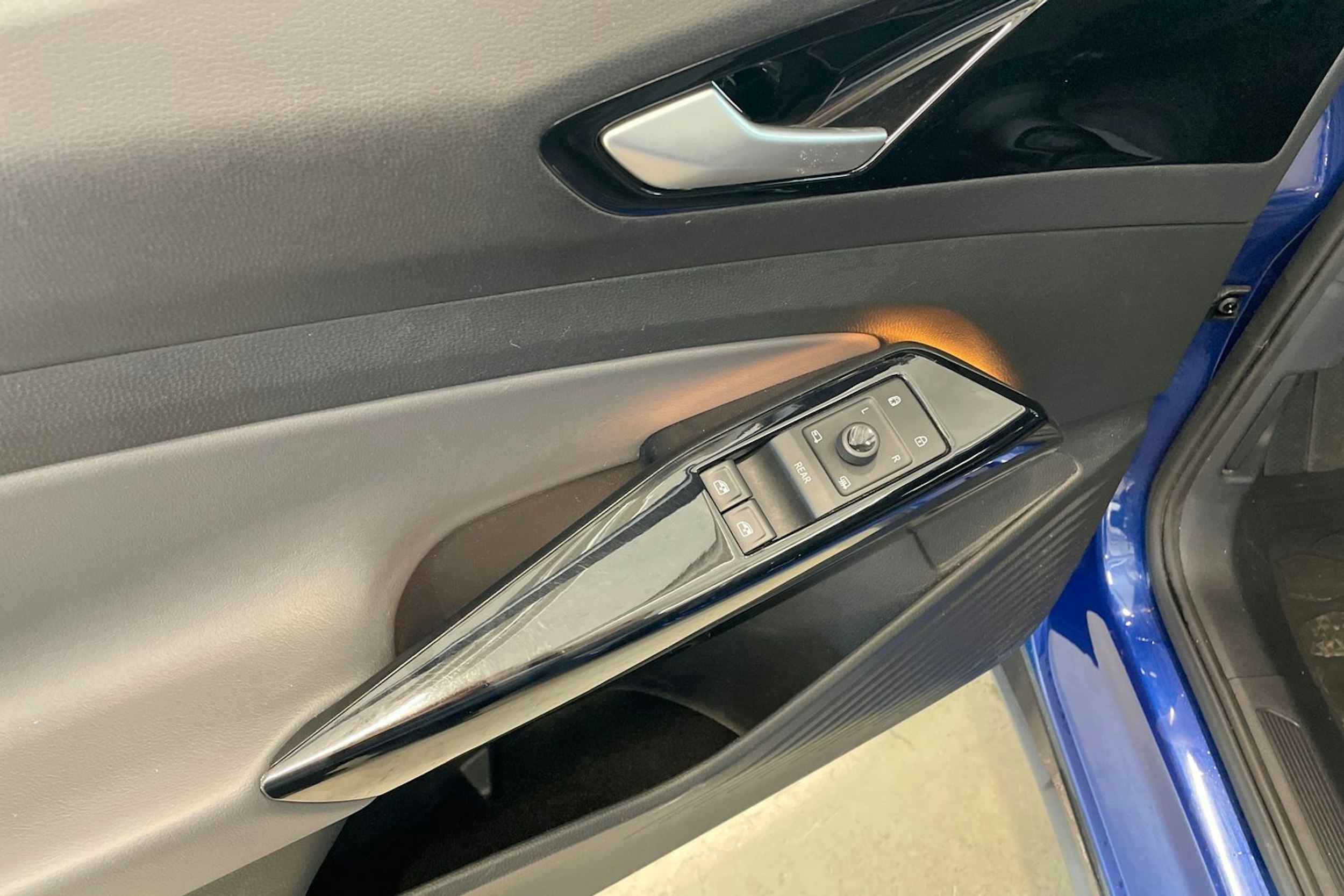 sininen Volkswagen ID.4 2021 kuva 29.