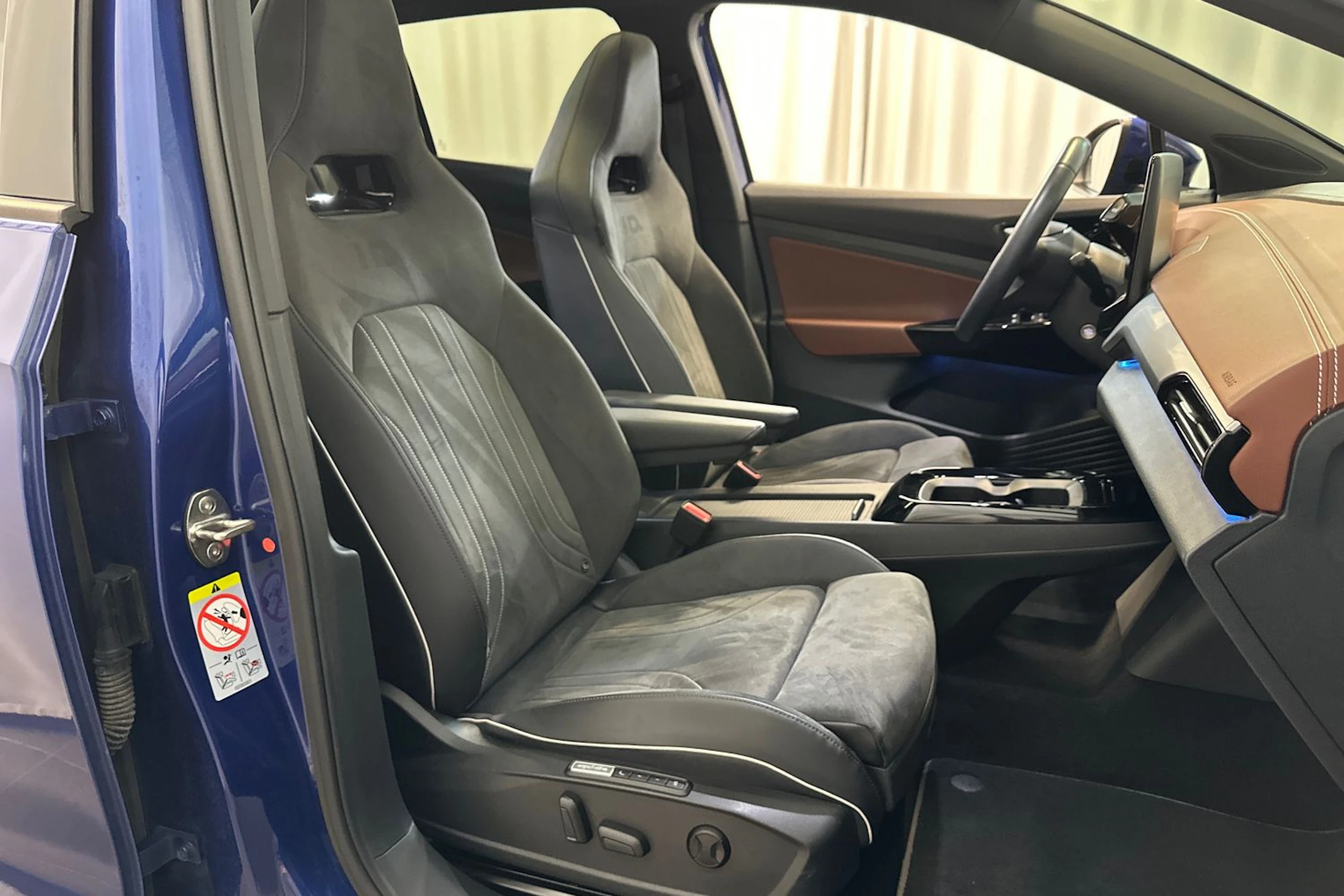 sininen Volkswagen ID.4 2021 kuva 11.