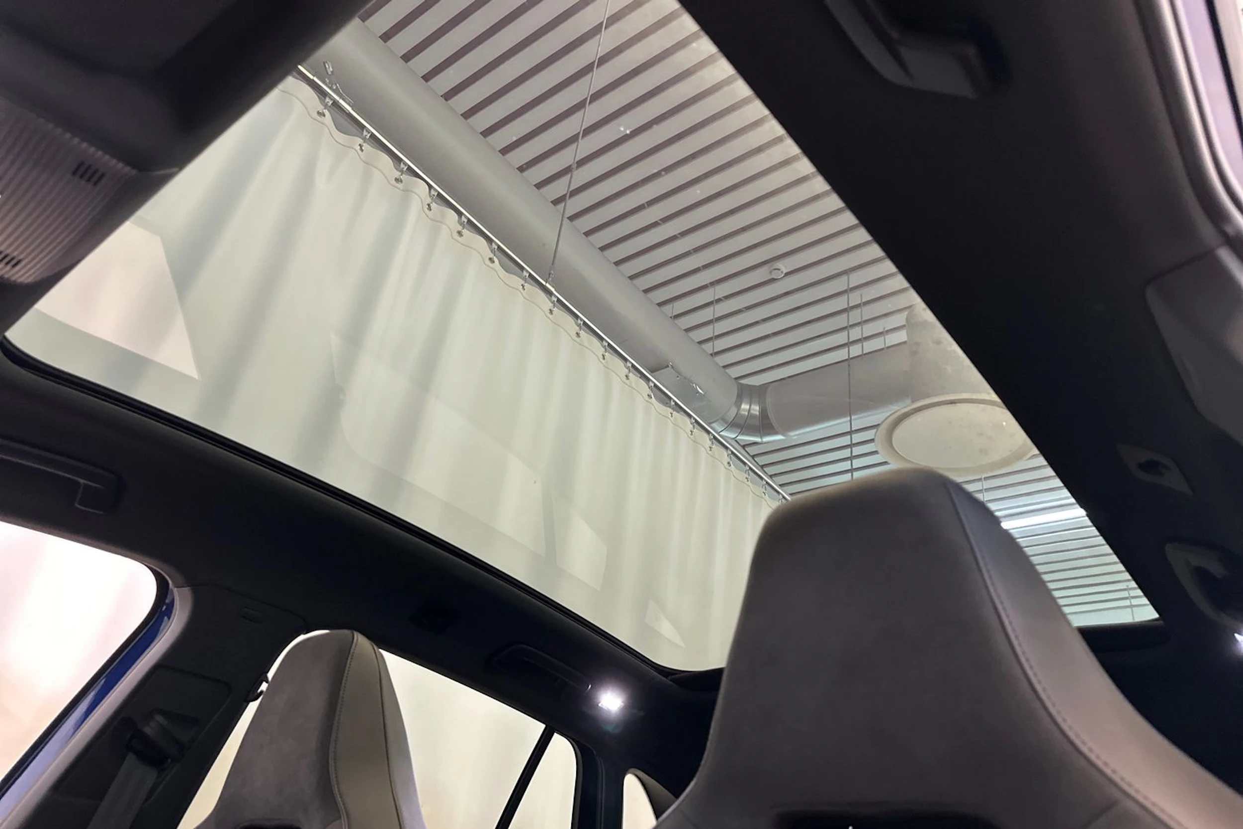 sininen Volkswagen ID.4 2021 kuva 28.