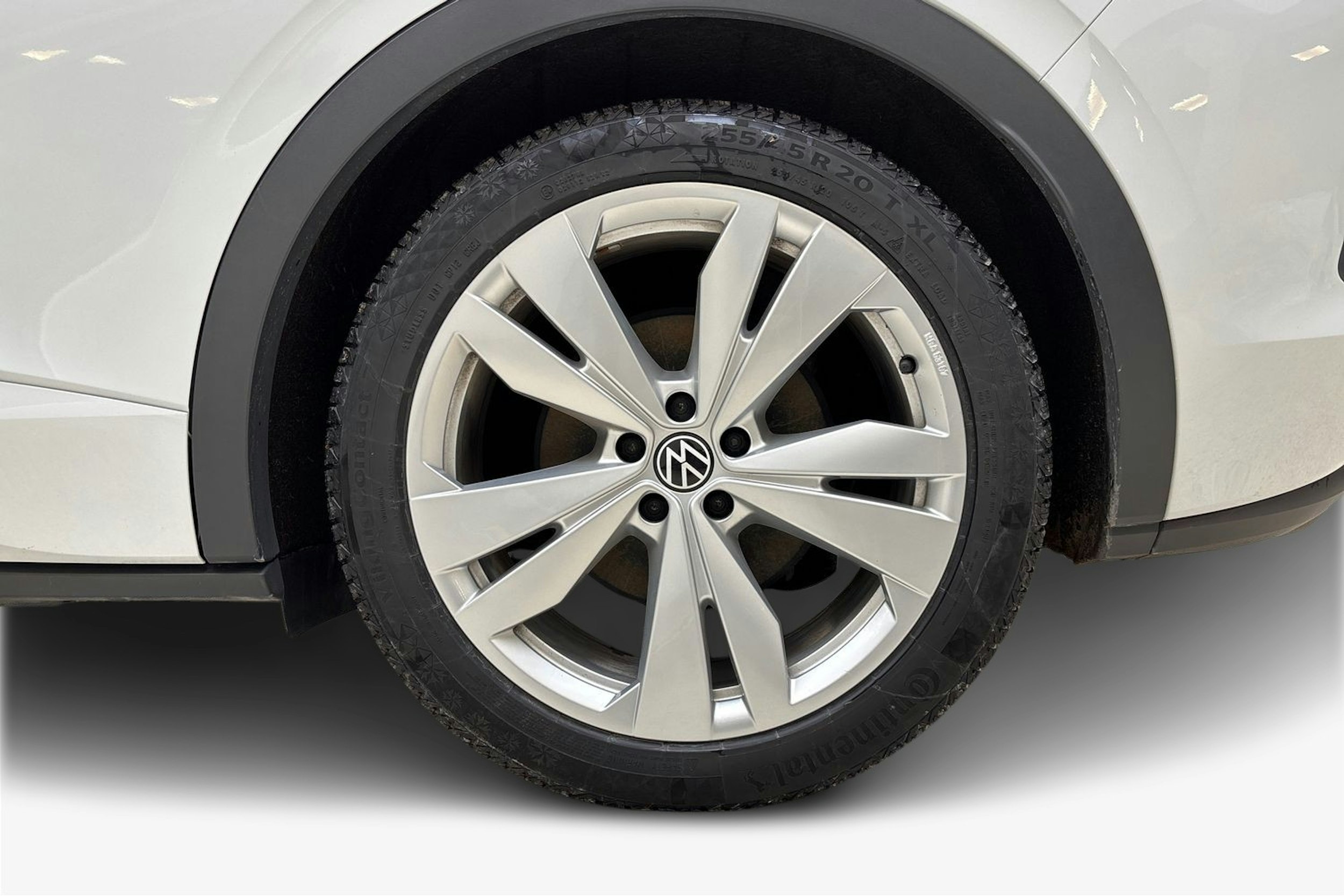 valkoinen Volkswagen ID.4 2021 kuva 9.