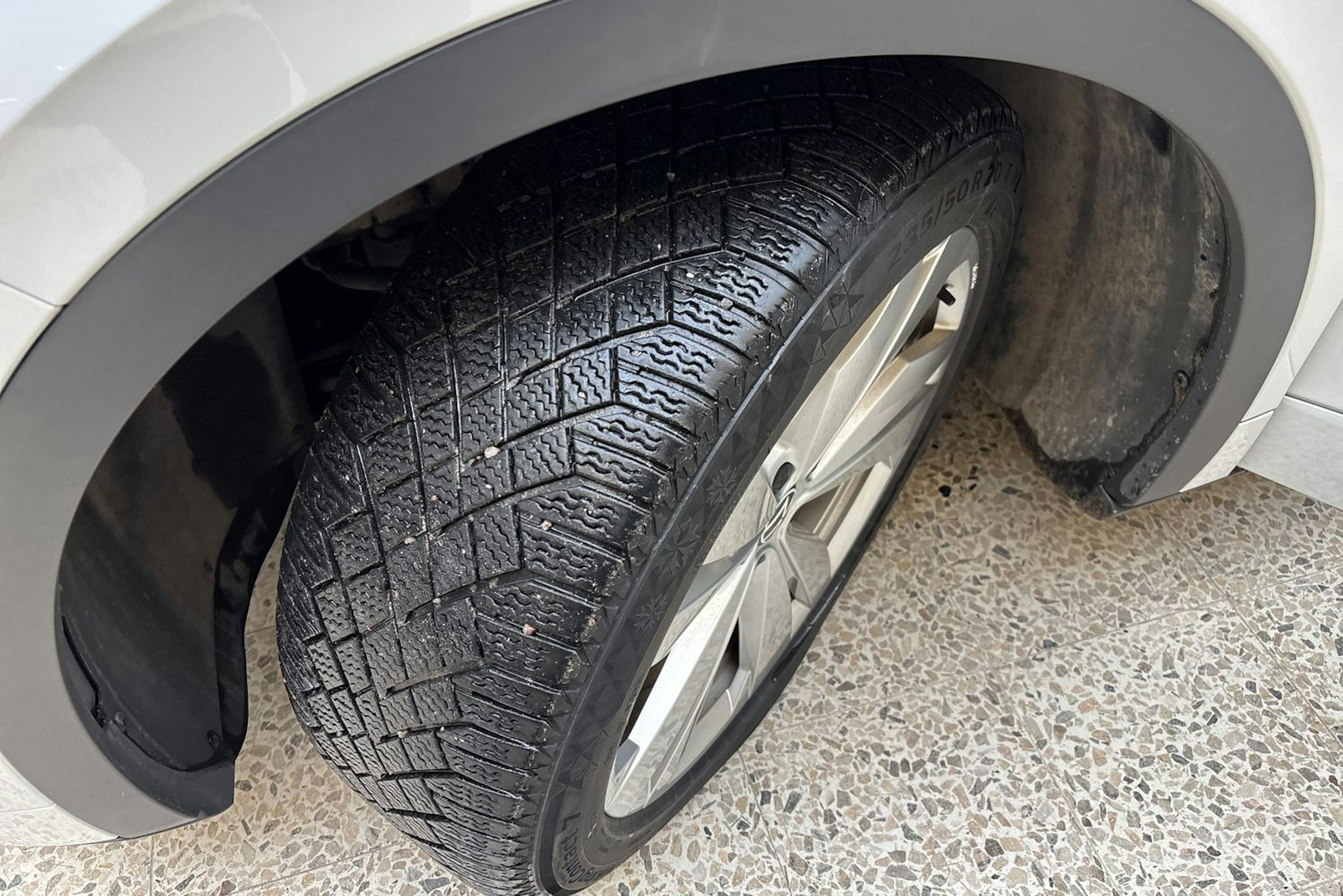 valkoinen Volkswagen ID.4 2021 kuva 10.