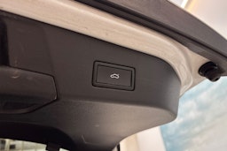 valkoinen Volkswagen ID.4 2021 kuva 13.