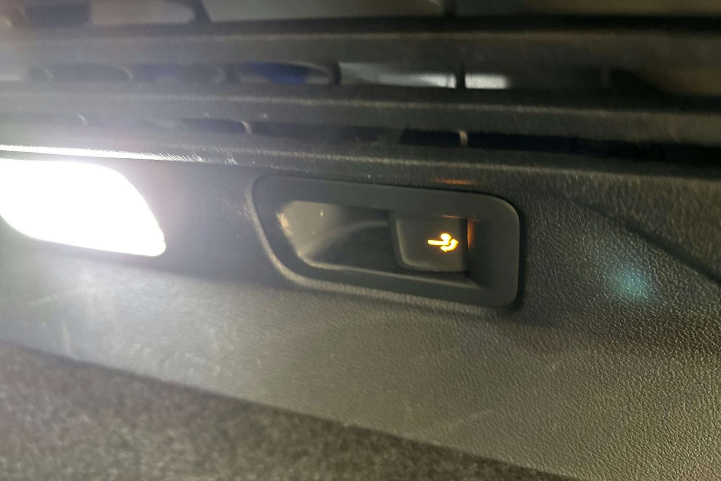 valkoinen Volkswagen ID.4 2021 kuva 15.