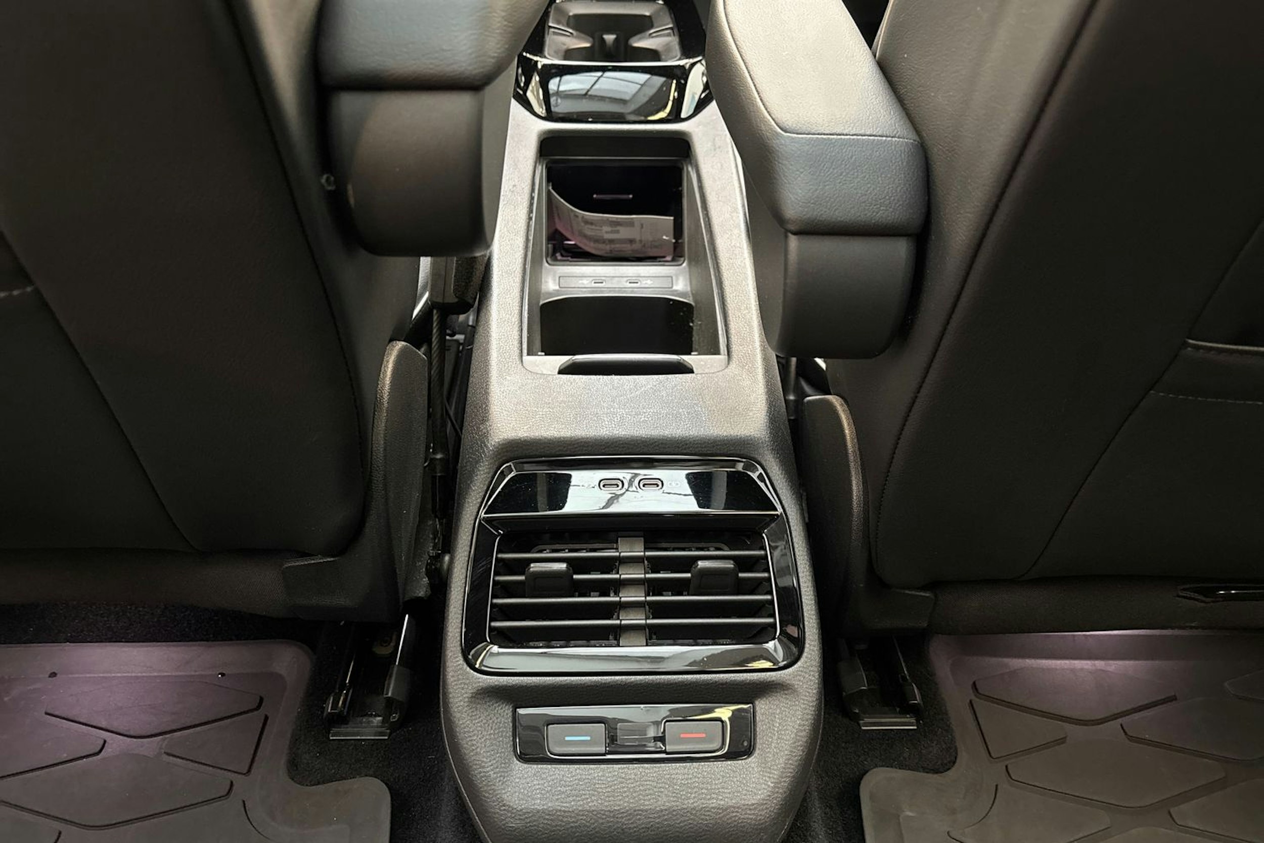 valkoinen Volkswagen ID.4 2021 kuva 16.