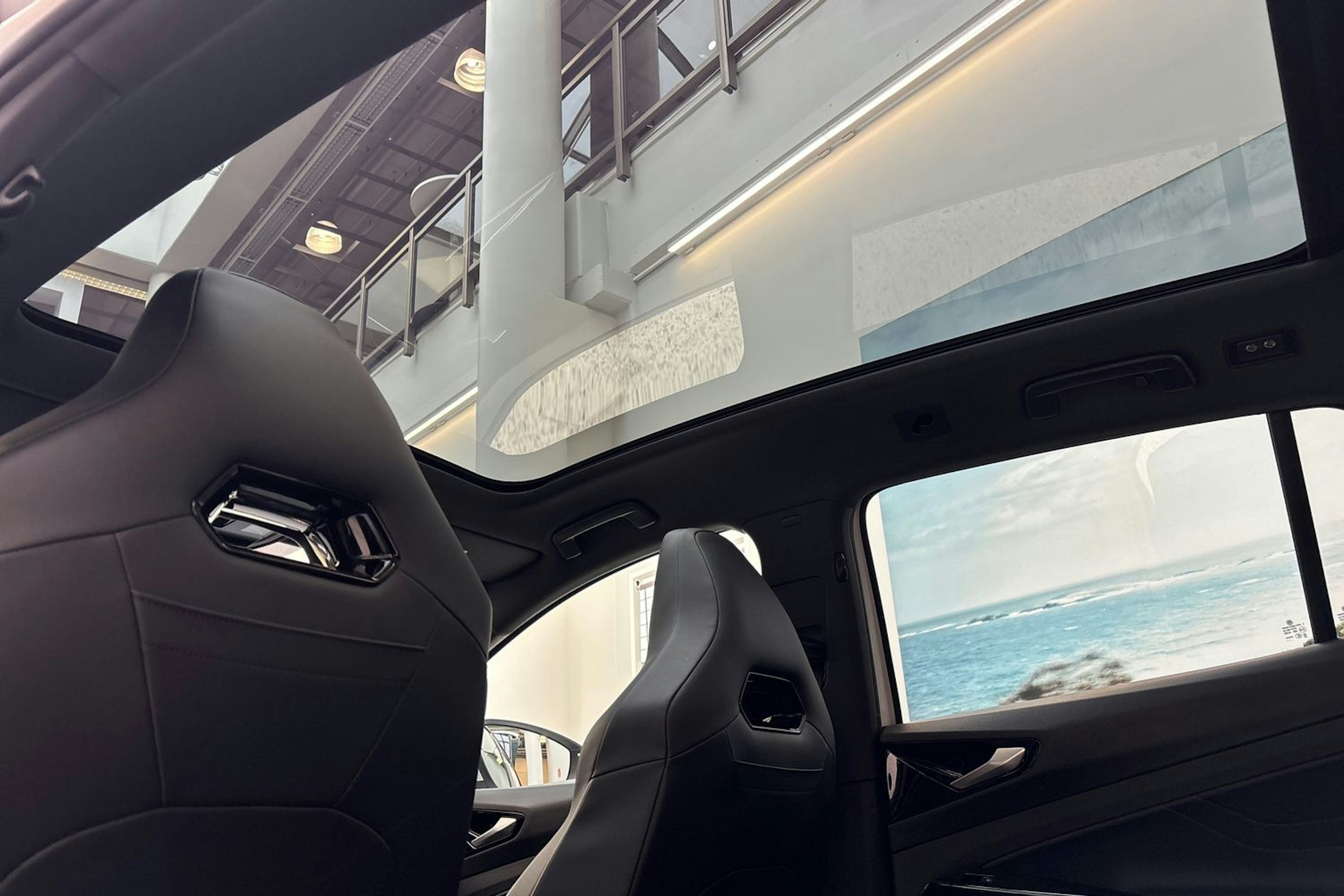 valkoinen Volkswagen ID.4 2021 kuva 17.