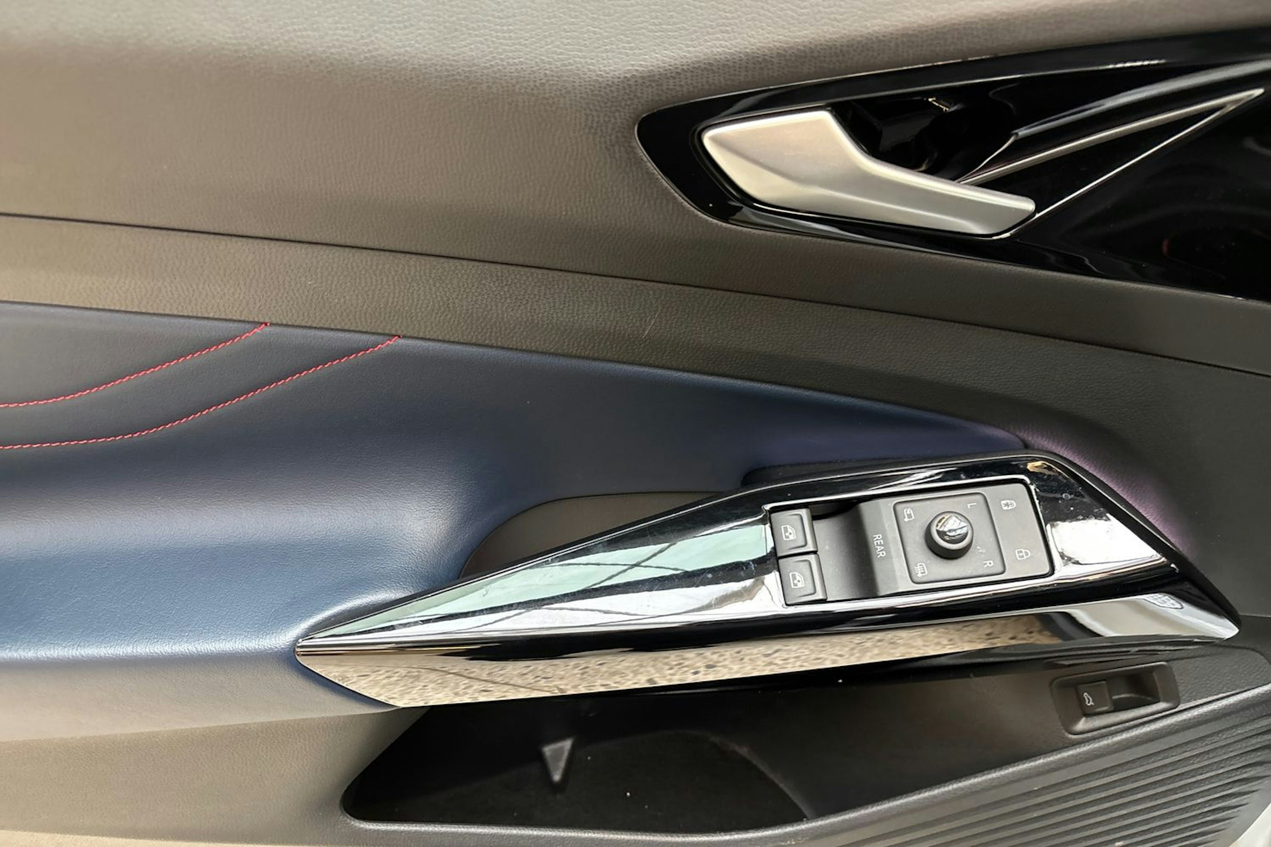 valkoinen Volkswagen ID.4 2021 kuva 19.